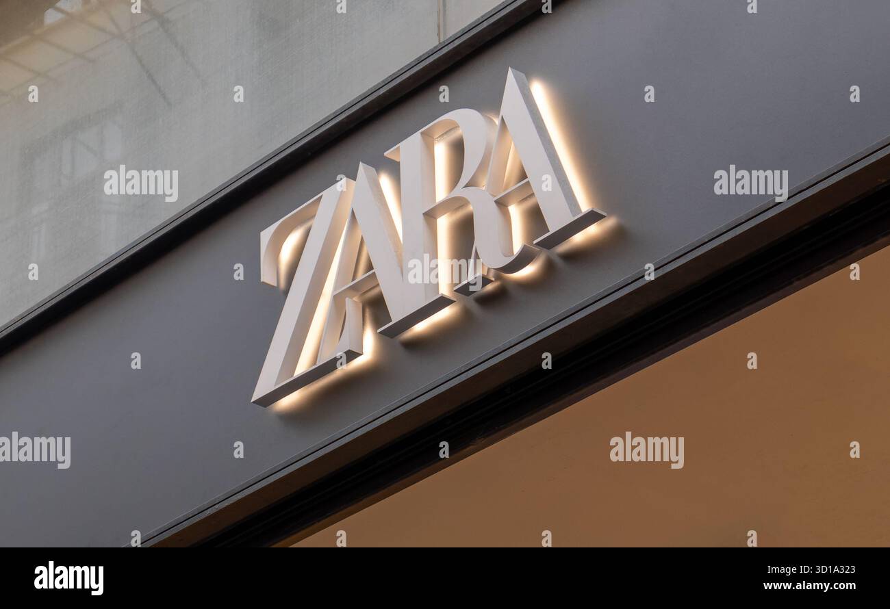 Istanbul, Turchia - 1° agosto 2025: Logo minimalista e segno del negozio del famoso marchio di abbigliamento Zara. Foto Stock