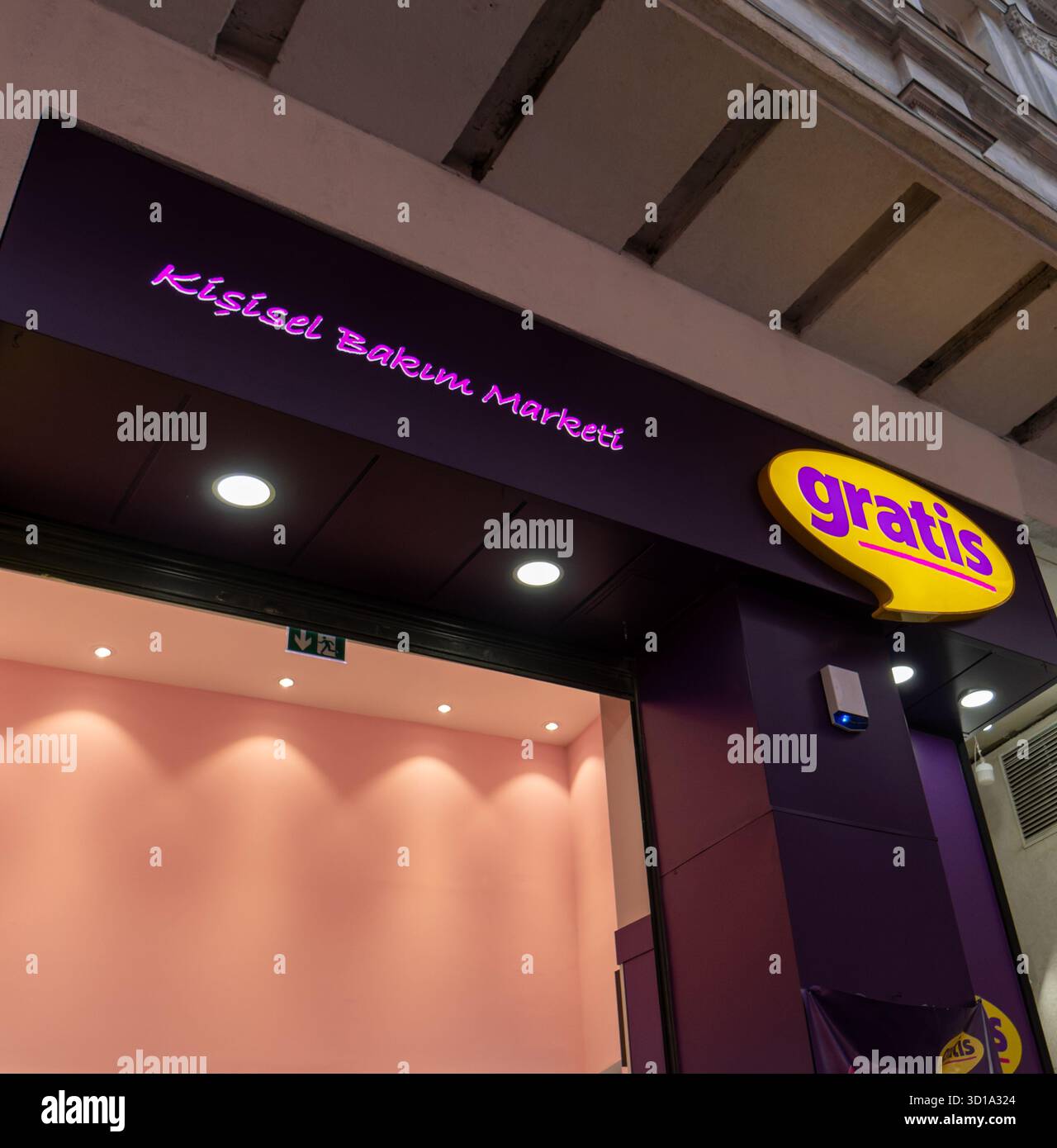 Istanbul, Turchia - 1 agosto 2025: Il cartello del negozio Gratis in via Istiklal. Un rivenditore turco che vende prodotti per la cura personale e di bellezza. Foto Stock