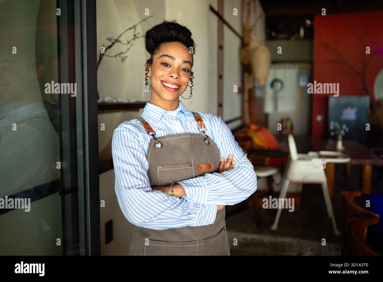 Barista appassionato e imprenditore che porta calore e servizio di qualità nella sua elegante caffetteria Foto Stock