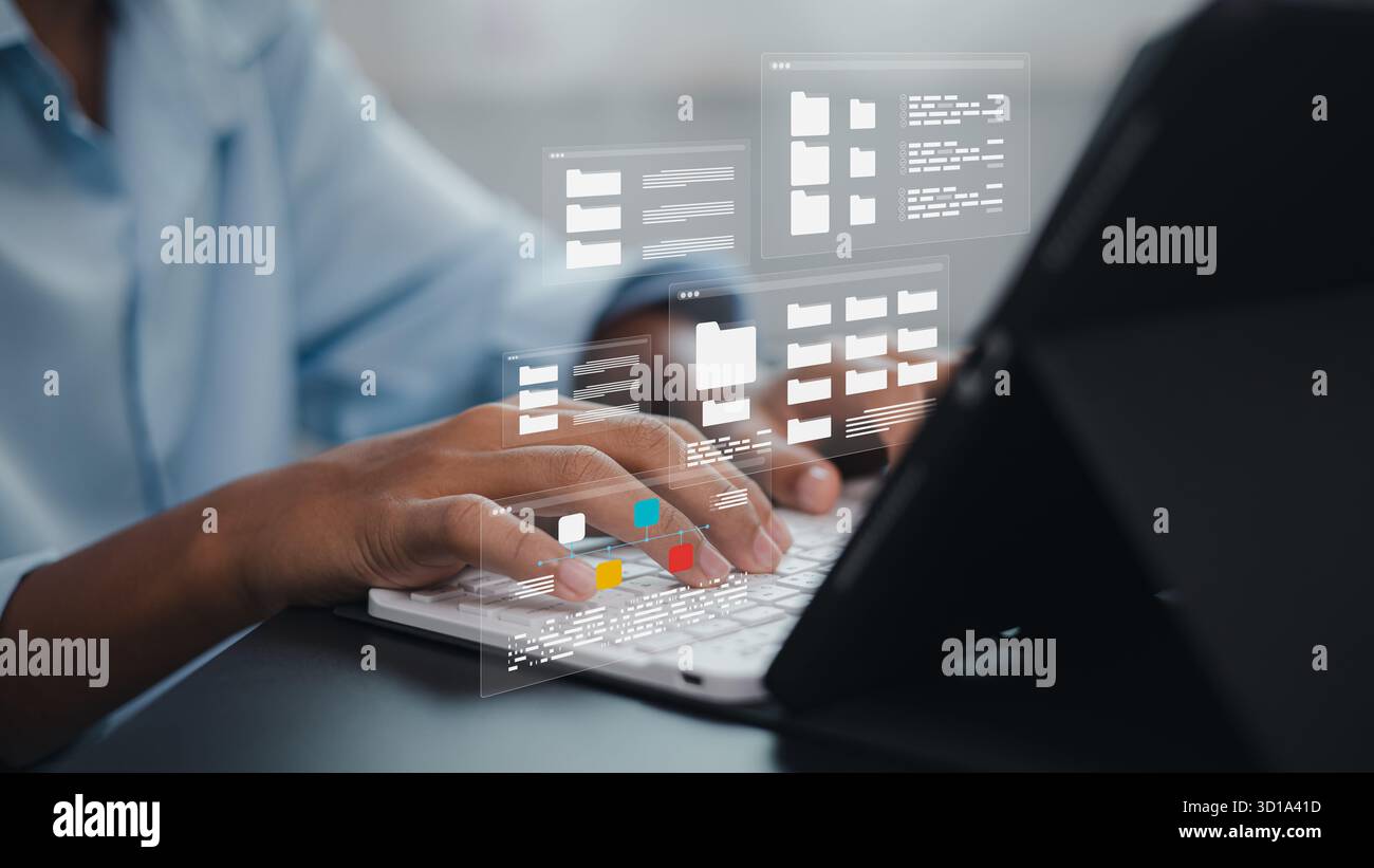 Professionisti aziendali che utilizzano laptop con cartelle virtuali e interfaccia di gestione dei dati digitali, che rappresentano lo storage cloud, l'organizzazione dei file e le informazioni Foto Stock