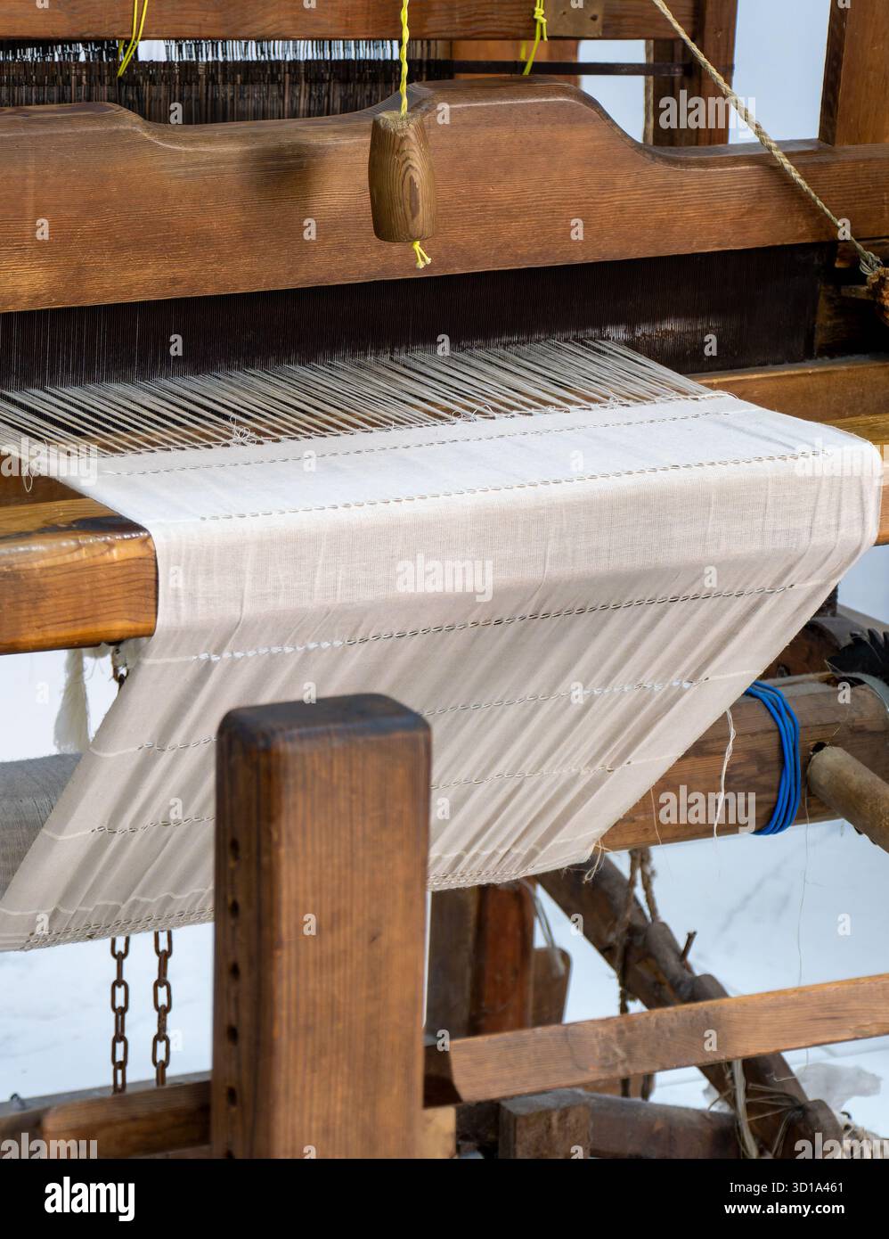 Telaio in legno con bobine di filo e navetta in legno, telaio tradizionale utilizzato per tessere tappeti, kilim e tessuti. Foto Stock