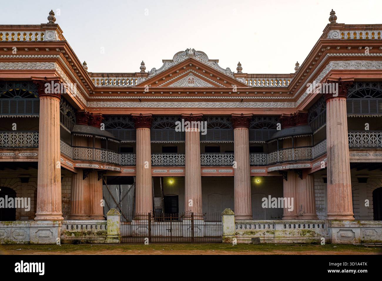 Storico Palazzo Puthia Rajbari con architettura neoclassica a Puthia, Rajshahi, Bangladesh. Foto Stock