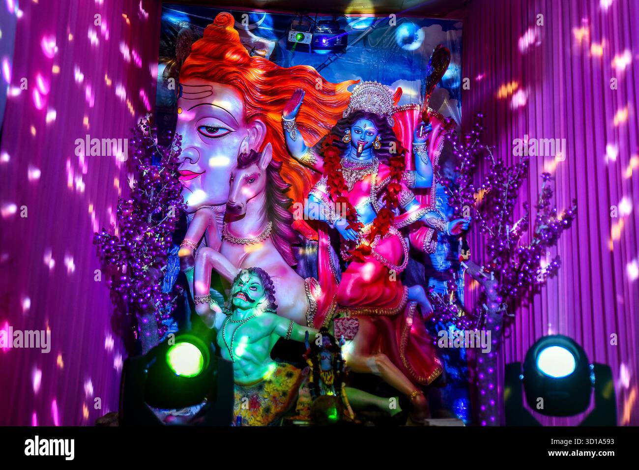 Colorato Idol of Goddess Kali con sfondo illuminato Om Symbol Foto Stock