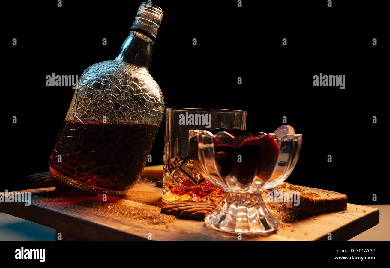 Ambra Indulgence: Whisky, biscotti e ciliegie natura morta Foto Stock