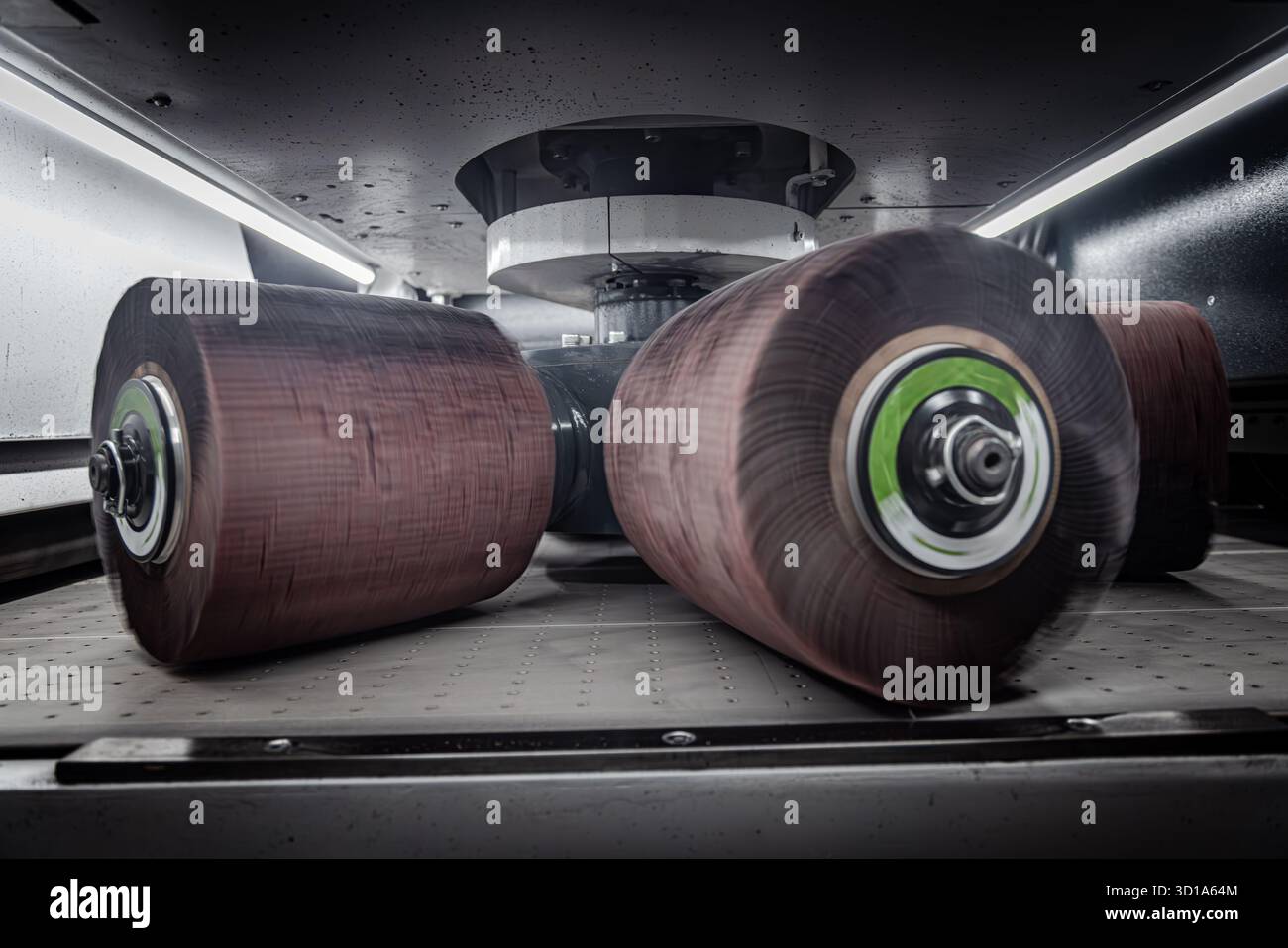 Sbavatrice per metallo. Sbavatura e finitura Hairline di prodotti in lamiera. Foto Stock