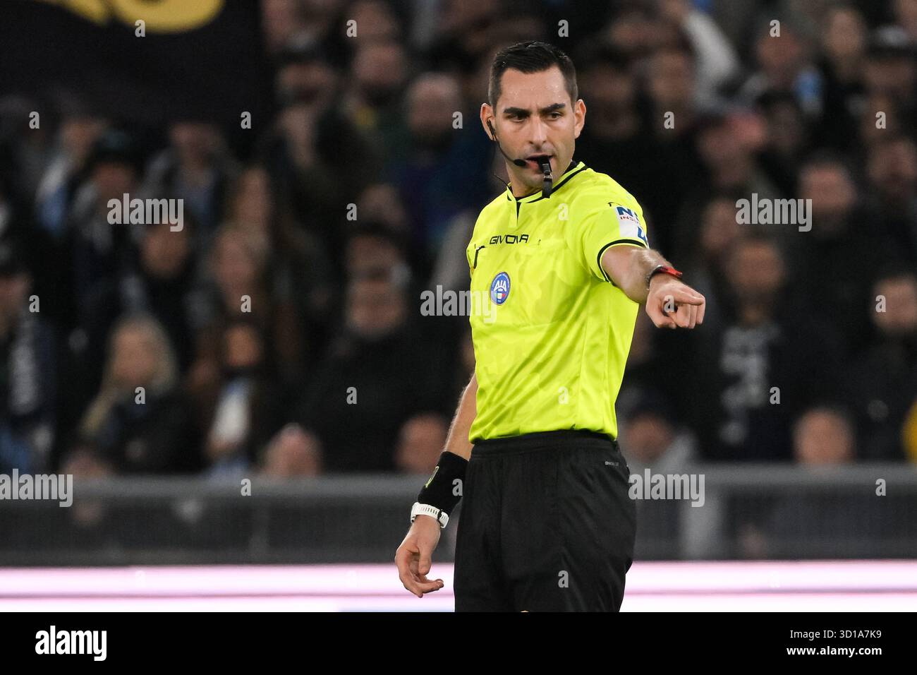 L'arbitro Andrea Colombo gesta durante la partita di serie A 2025/2026 tra SS Laziio e Juventus FC allo Stadio Olimpico di Roma, 26 ottobre 2025. Foto Stock