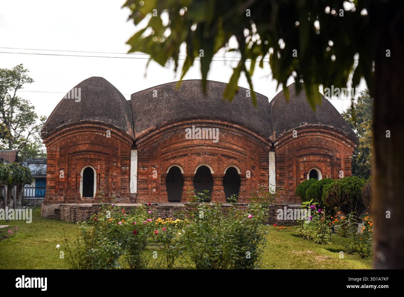 Tempio Puthia Rajbari con architettura storica in terracotta a Puthia, Rajshahi, Bangladesh Foto Stock