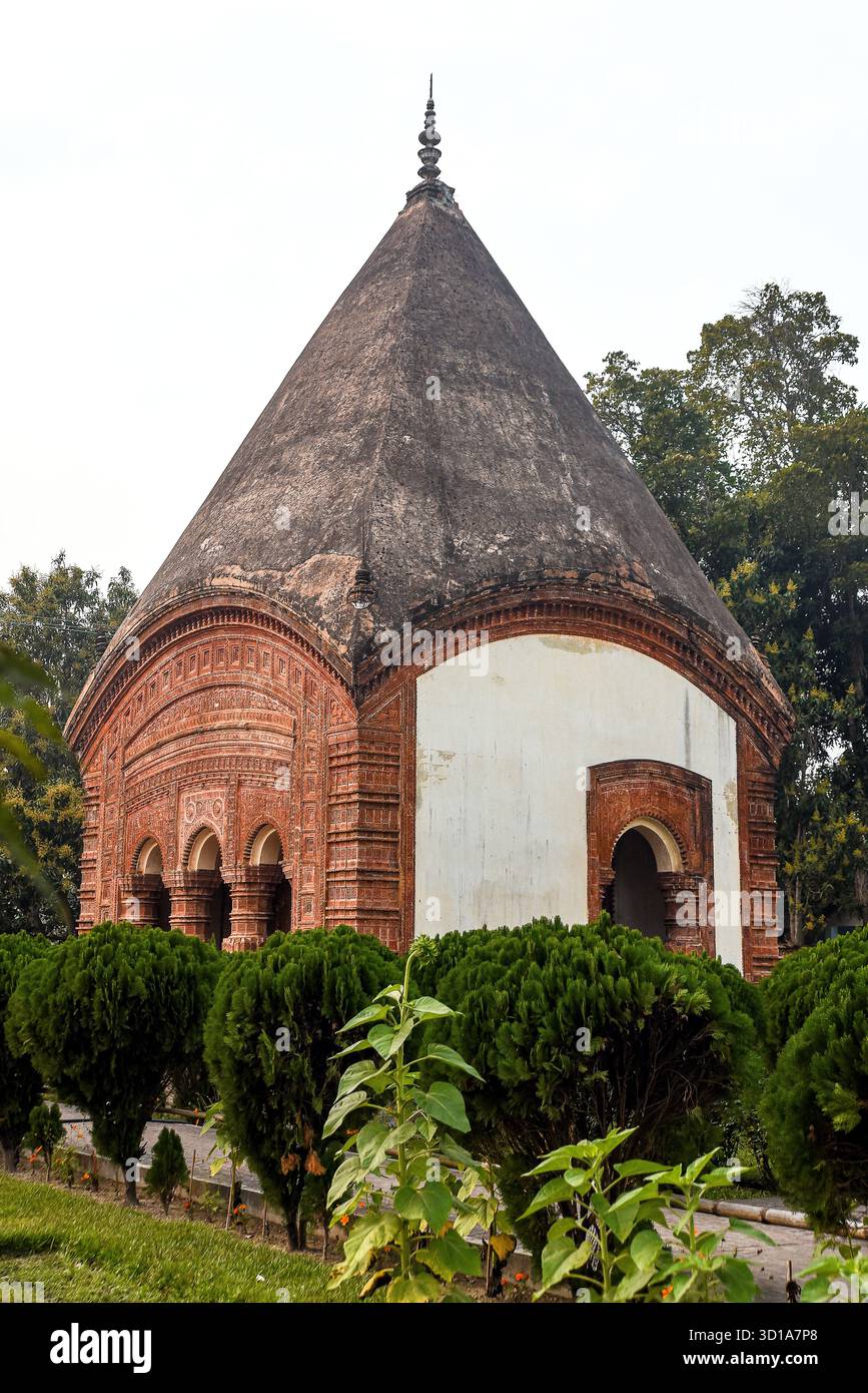 Tempio Puthia Rajbari con architettura storica in terracotta a Puthia, Rajshahi, Bangladesh Foto Stock