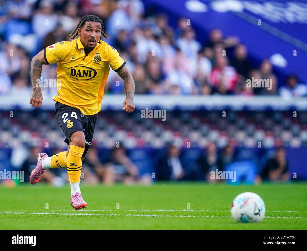 Barcellona, Spagna. 25 ottobre 2025. Thyrhys Dolan dell'RCD Espanyol durante la Liga EA Sports match tra RCD Espanyol e Elche CF giocato allo stadio RCDE il 25 ottobre 2025 a Barcellona, Spagna. (Foto di Sergio Ruiz/PRESSIN) credito: PRESSINPHOTO SPORTS AGENCY/Alamy Live News Foto Stock