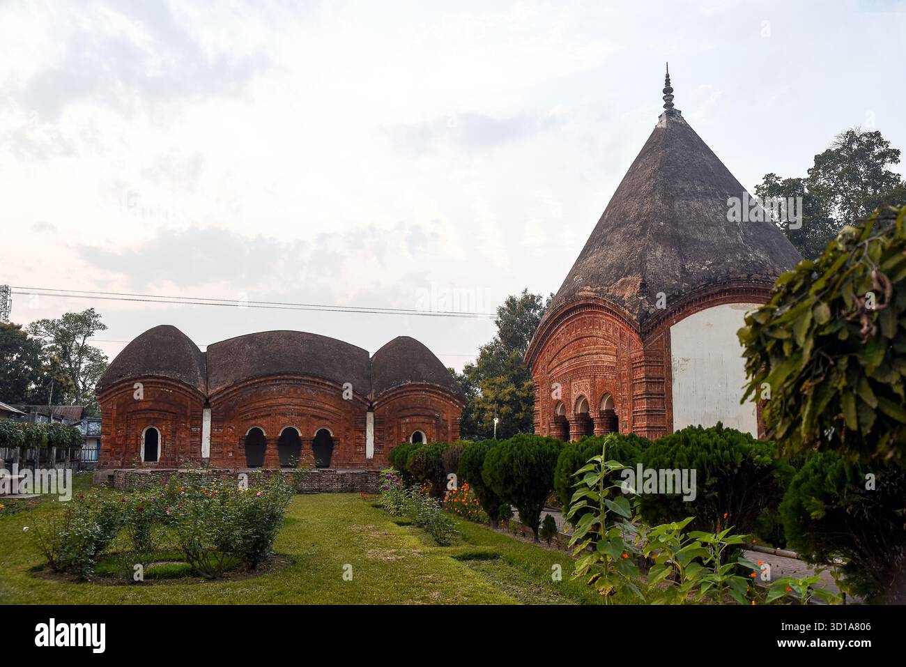 Tempio Puthia Rajbari con architettura storica in terracotta a Puthia, Rajshahi, Bangladesh Foto Stock