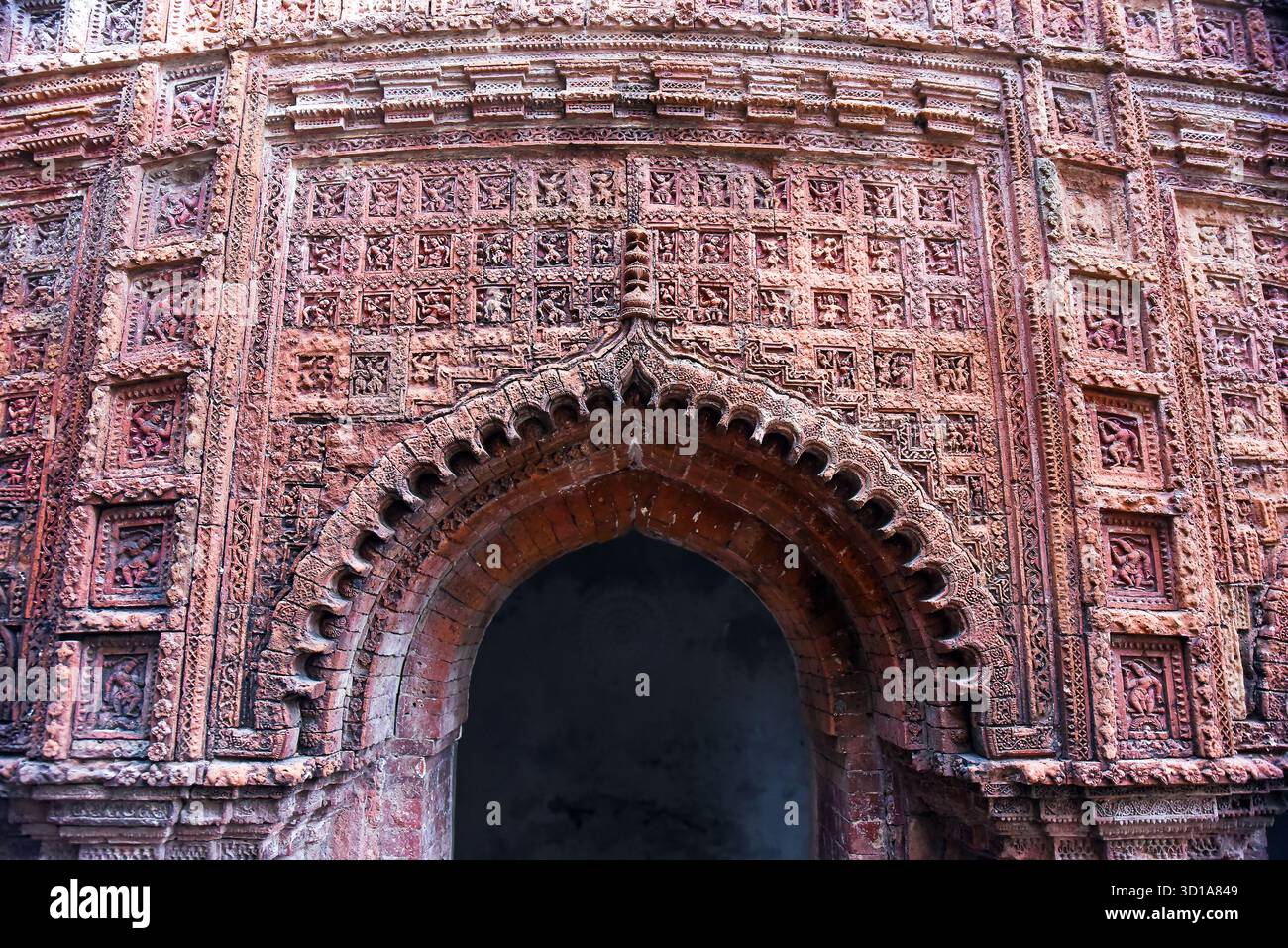 Tempio Puthia Rajbari con architettura storica in terracotta a Puthia, Rajshahi, Bangladesh Foto Stock