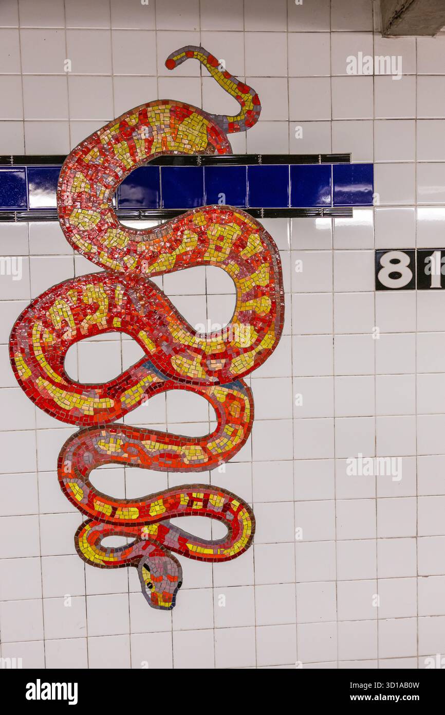 Mosaici raffiguranti animali alla stazione della metropolitana 81st Street che conduce al Museo di storia naturale di New York Foto Stock