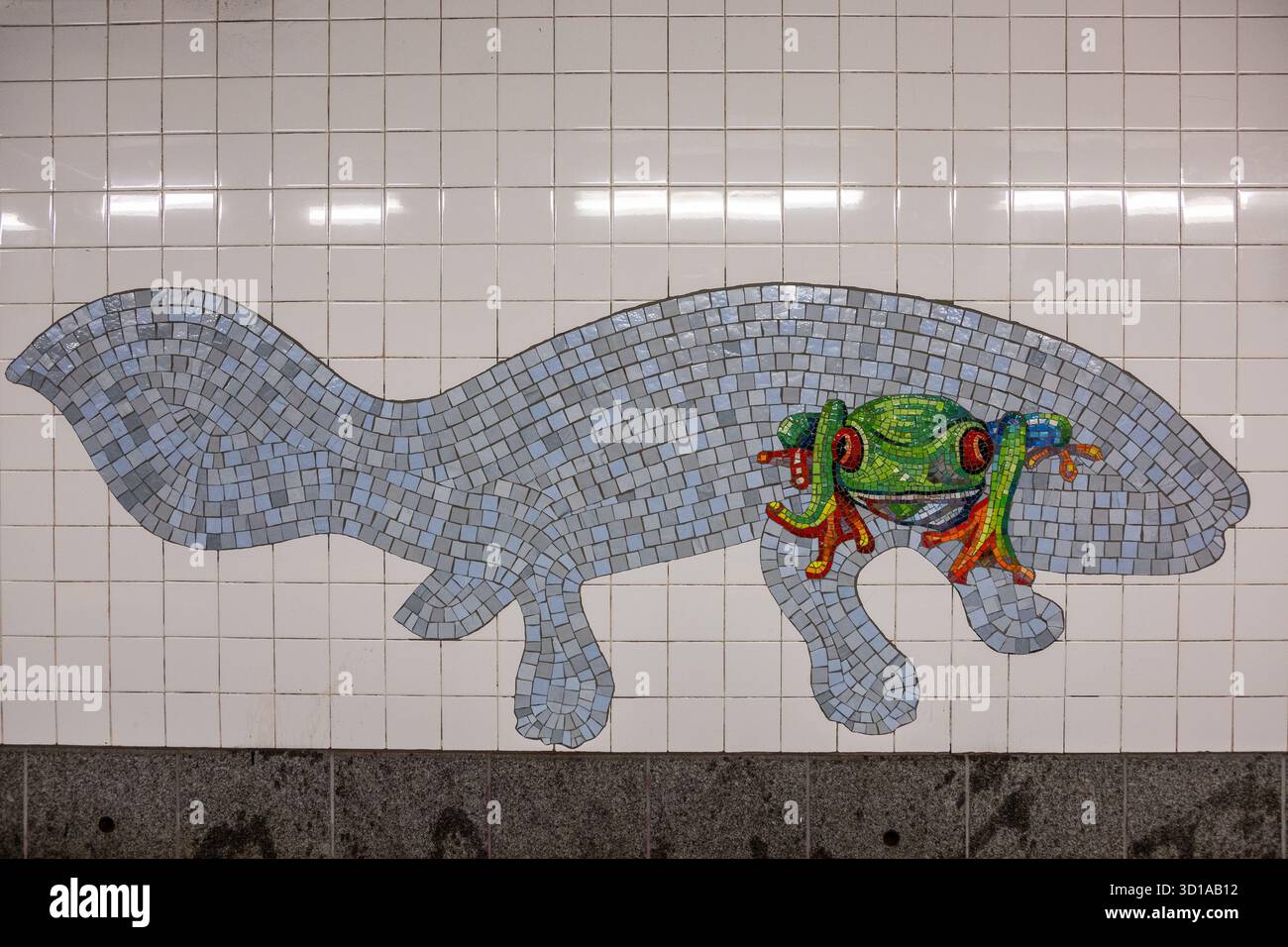 Mosaici raffiguranti animali alla stazione della metropolitana 81st Street che conduce al Museo di storia naturale di New York Foto Stock