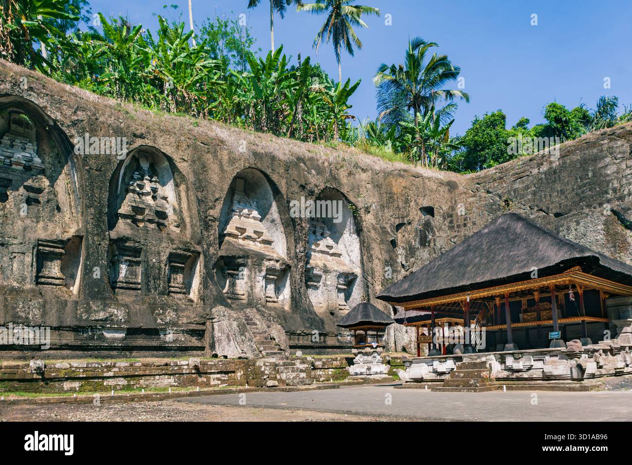 Antico complesso di templi scavati nella roccia della famiglia reale a Gunung Kawi, isola di Bali, Indonesia. Con santuari scolpiti e tombe dei re adagiate su una scogliera, Foto Stock