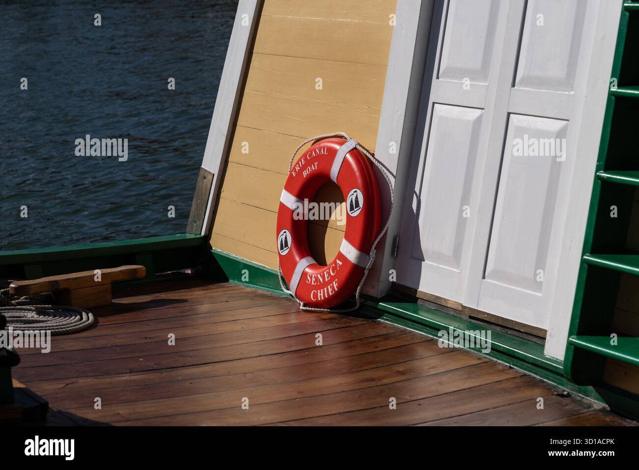 Vista dell'esterno della barca durante la cerimonia di arrivo della replica di Seneca Chief costruita da volontari per celebrare i 200 anni del canale Erie all'Hudson River Park a New York, New York il 26 ottobre 2025. Foto Stock