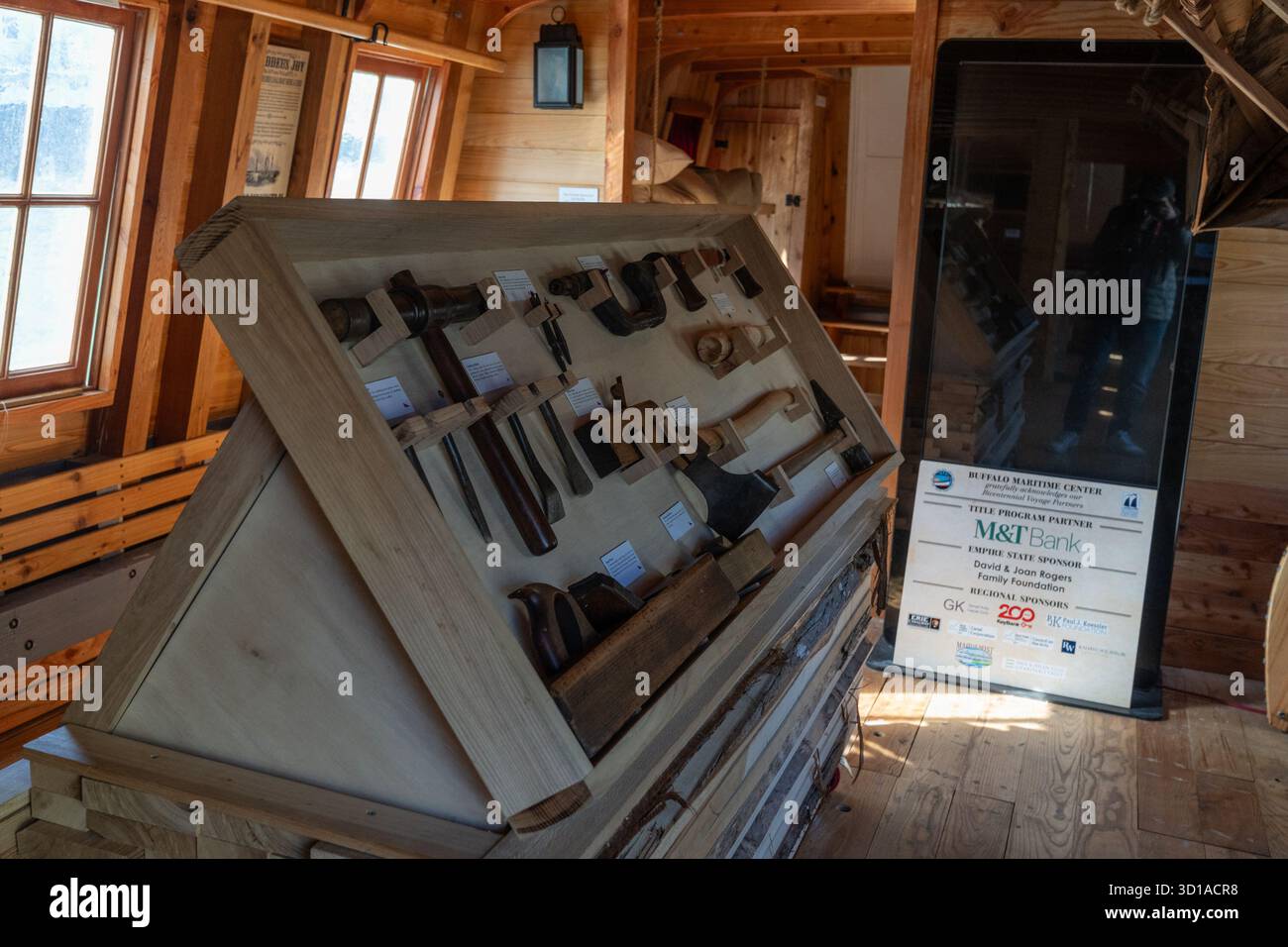 Vista dell'interno della barca durante la cerimonia di arrivo della replica della nave Seneca Chief costruita da volontari per celebrare i 200 anni del canale Erie all'Hudson River Park a New York, New York il 26 ottobre 2025. Foto Stock