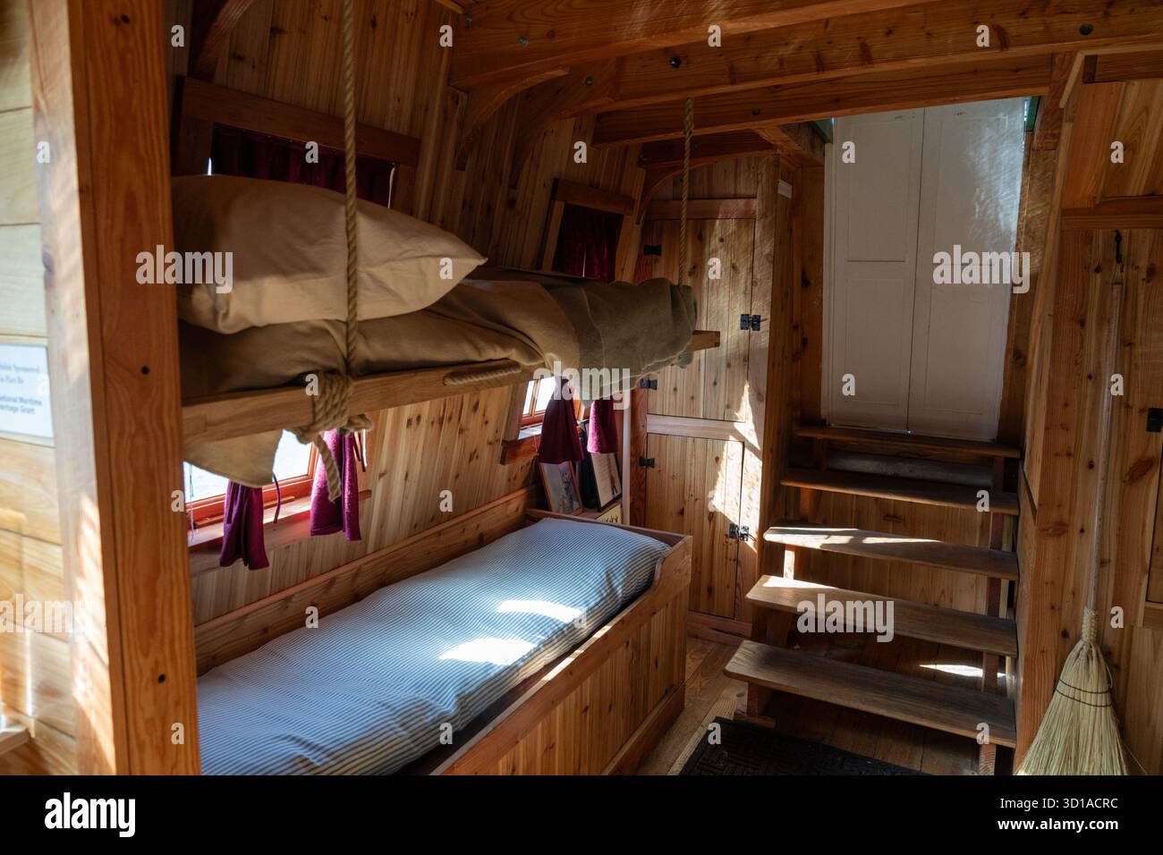 Vista dell'interno della barca durante la cerimonia di arrivo della replica della nave Seneca Chief costruita da volontari per celebrare i 200 anni del canale Erie all'Hudson River Park a New York, New York il 26 ottobre 2025. Foto Stock