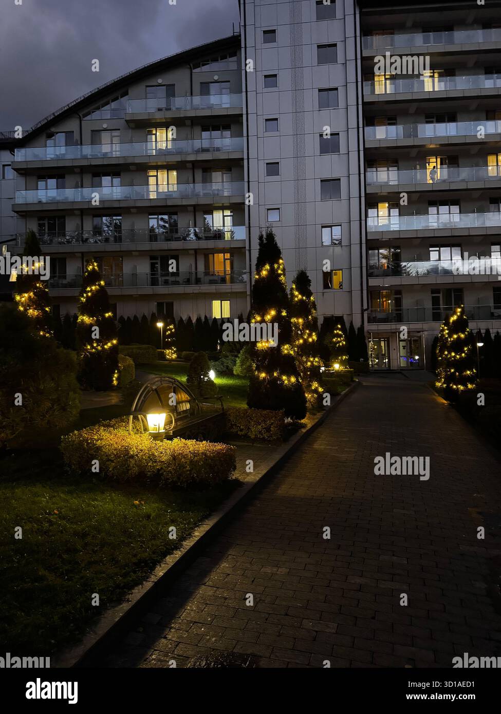 Serate avvolte da luci tranquille, dove calore, pace e un tocco di magia riempiono l'aria. Foto Stock