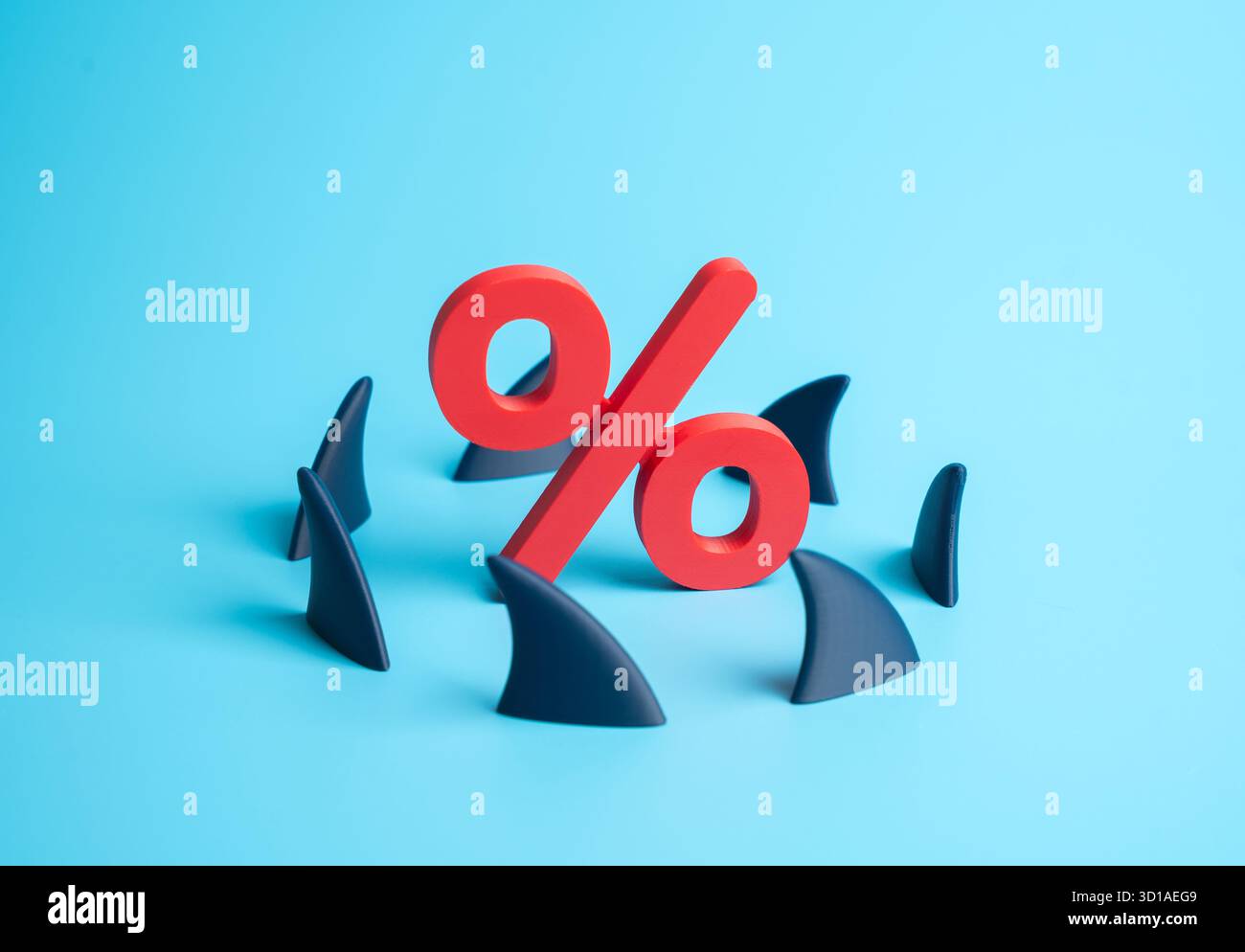 I tassi di interesse sono circondati da squali. Tassi elevati aumentano il rischio di fallimento, perdite finanziarie inaccettabili. Pressione della politica monetaria, credi Foto Stock