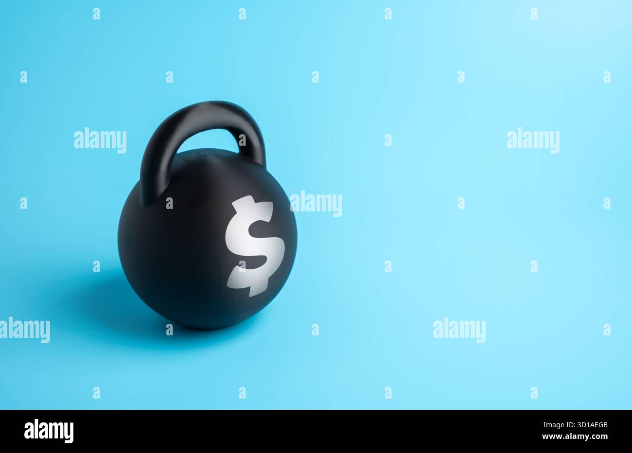 Un peso con il simbolo del dollaro. Onere del debito. Pressione finanziaria e instabilità economica. Obblighi di credito, rischio di fallimento e rimborso del prestito chall Foto Stock