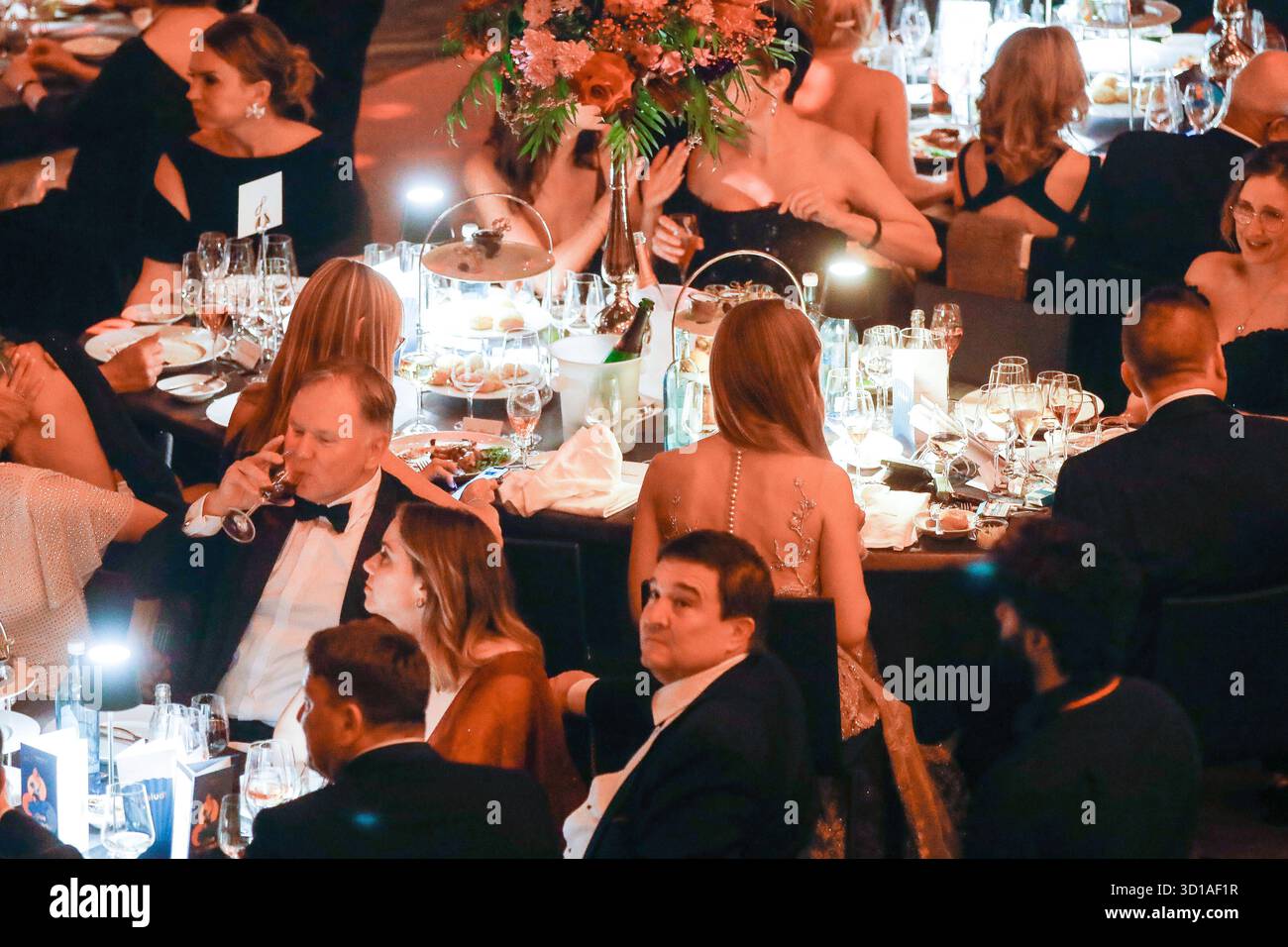 30. Leipziger Opernball Leipzig, 25.10.2025 Leerer Platz von till Lindemann bei dem 30. Leipziger Opernball in der Oper in Leipzig Sachsen *** 30 Leipzig Opera Ball Leipzig, 25 10 2025 posto a sedere vuoto di Till Lindemann al ballo dell'Opera di Lipsia 30 all'Opera di Lipsia Sassonia Copyright: xMatthiasxGränzdörferx Foto Stock