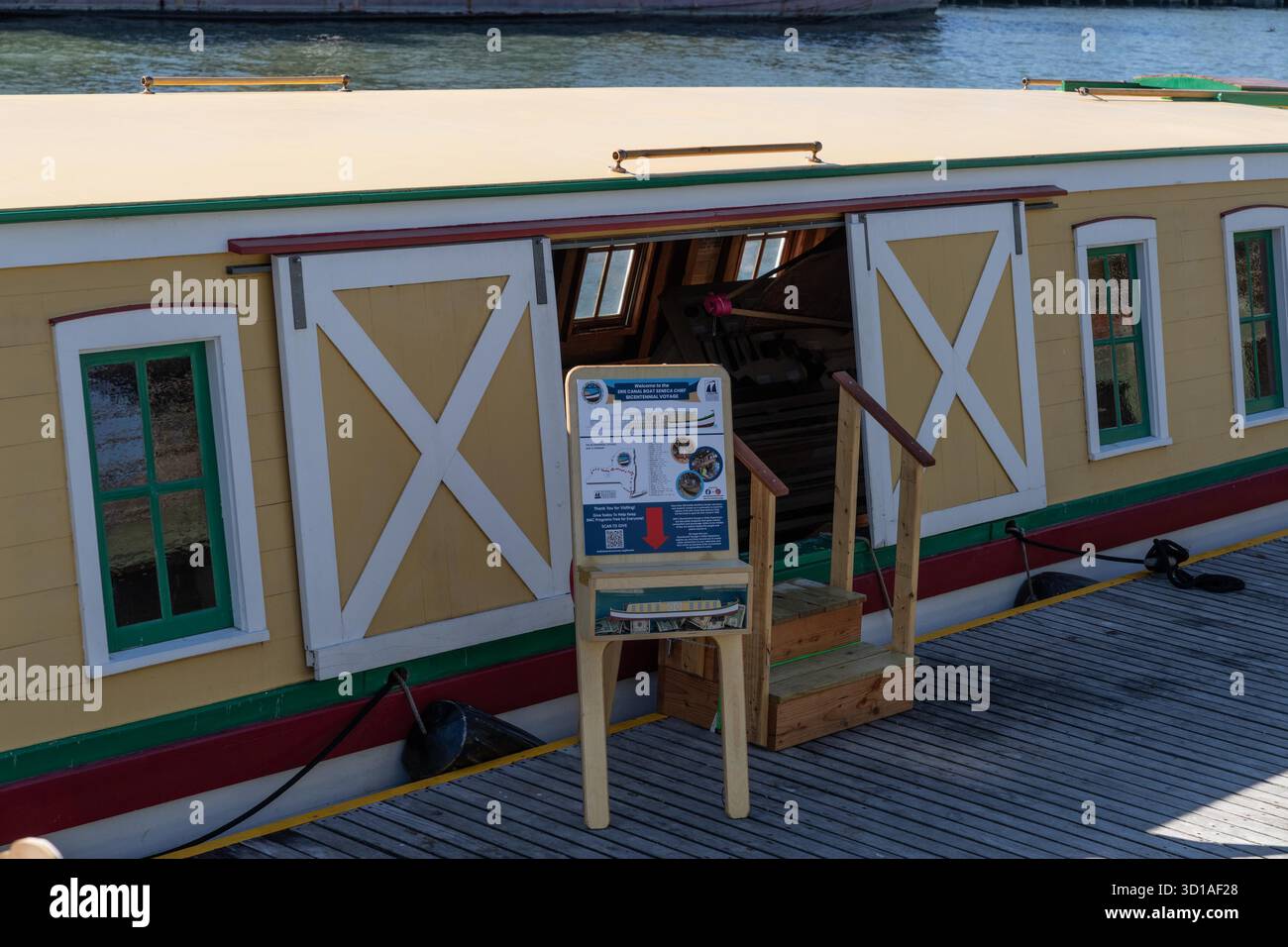 Bronx, New York, Stati Uniti. 26 ottobre 2025. Vista dell'esterno della barca durante la cerimonia di arrivo della replica di Seneca Chief costruita da volontari per celebrare i 200 anni del canale Erie all'Hudson River Park a New York, New York il 26 ottobre 2025. (Credit Image: © Lev Radin/ZUMA Press Wire) SOLO PER USO EDITORIALE! Non per USO commerciale! Foto Stock