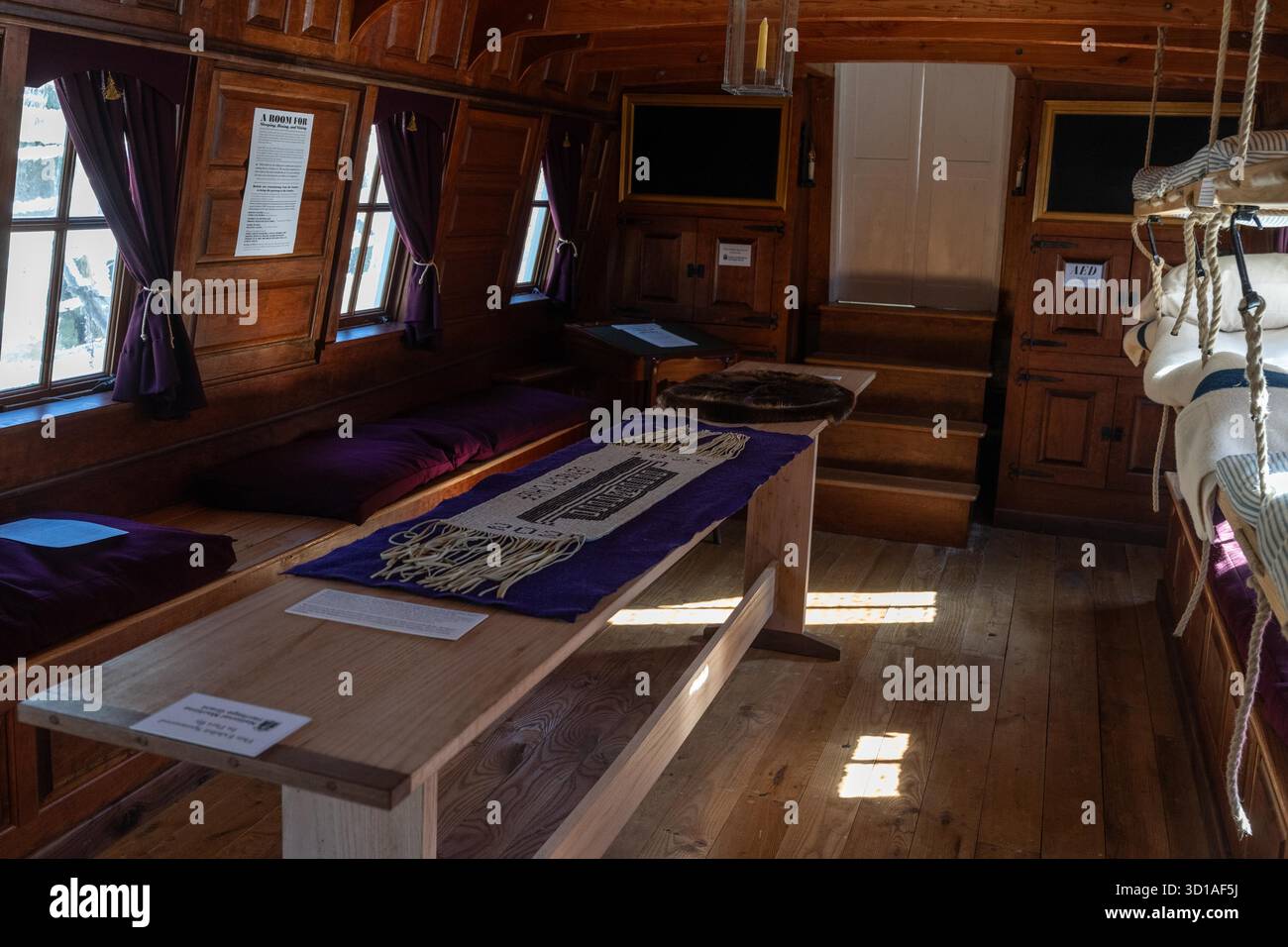 Bronx, New York, Stati Uniti. 26 ottobre 2025. Vista dell'interno della barca durante la cerimonia di arrivo della replica della nave Seneca Chief costruita da volontari per celebrare i 200 anni del canale Erie all'Hudson River Park a New York, New York il 26 ottobre 2025. (Credit Image: © Lev Radin/ZUMA Press Wire) SOLO PER USO EDITORIALE! Non per USO commerciale! Foto Stock