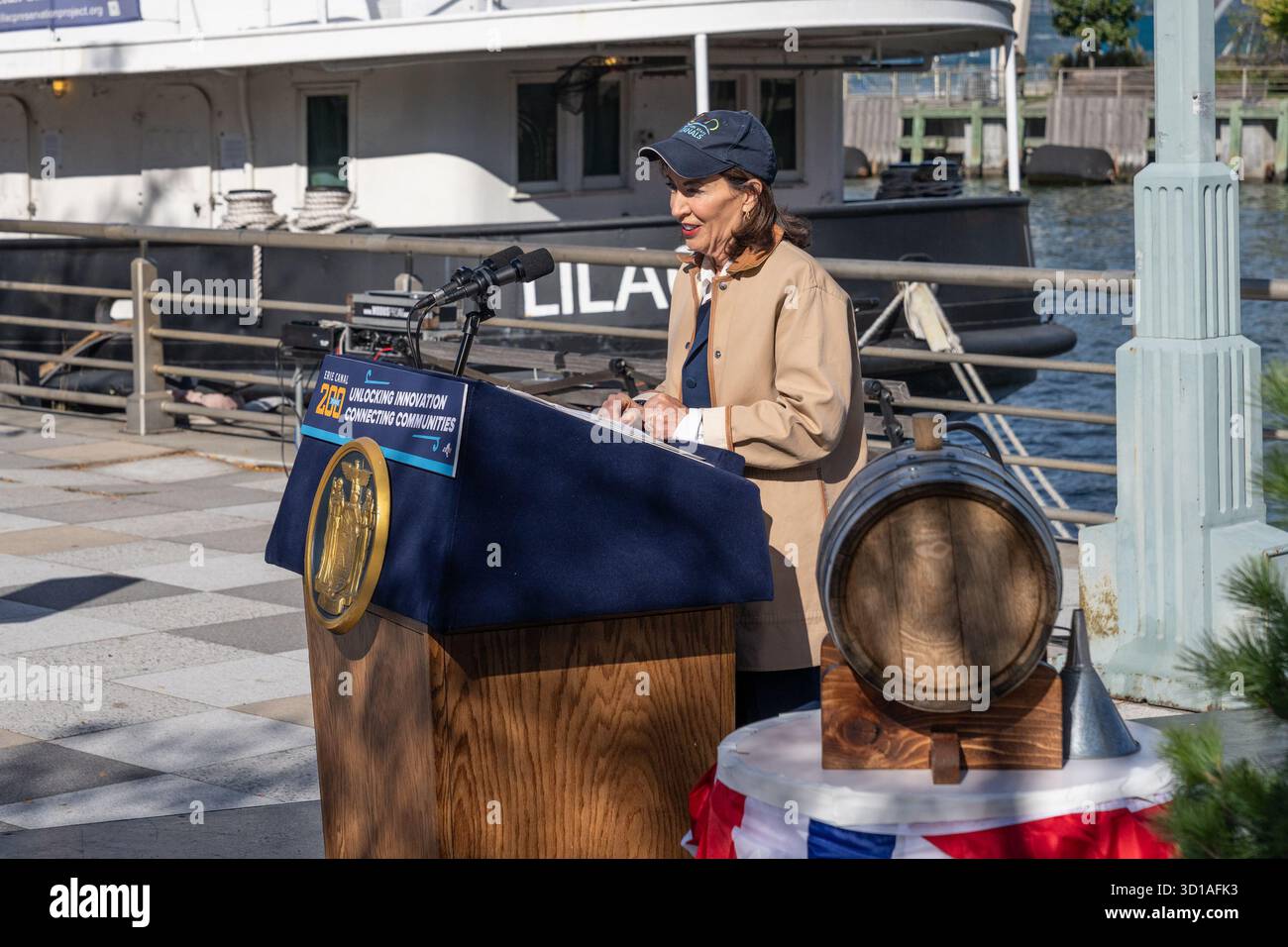 New York, Stati Uniti. 26 ottobre 2025. Il Governatore Kathy Hochul parla durante la cerimonia di arrivo della replica di Seneca Chief, costruita da volontari per celebrare i 200 anni del canale Erie all'Hudson River Park a New York, NY, il 26 ottobre 2025. (Foto di Lev Radin/Sipa USA) credito: SIPA USA/Alamy Live News Foto Stock