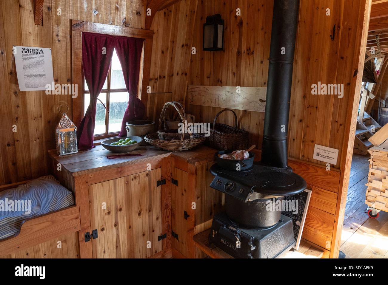 New York, Stati Uniti. 26 ottobre 2025. Vista dell'interno della barca durante la cerimonia di arrivo della replica della nave Seneca Chief costruita da volontari per celebrare i 200 anni del canale Erie all'Hudson River Park a New York, New York il 26 ottobre 2025. (Foto di Lev Radin/Sipa USA) credito: SIPA USA/Alamy Live News Foto Stock