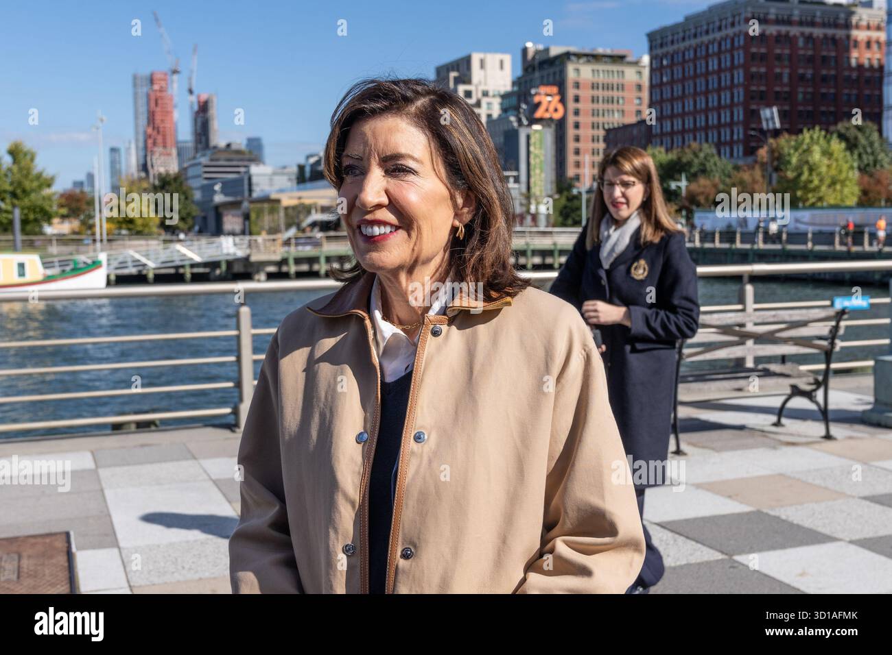New York, Stati Uniti. 26 ottobre 2025. Il governatore Kathy Hochul partecipa alla cerimonia di arrivo della replica di Seneca Chief costruita da volontari per celebrare i 200 anni del canale Erie all'Hudson River Park a New York, NY, il 26 ottobre 2025. (Foto di Lev Radin/Sipa USA) credito: SIPA USA/Alamy Live News Foto Stock