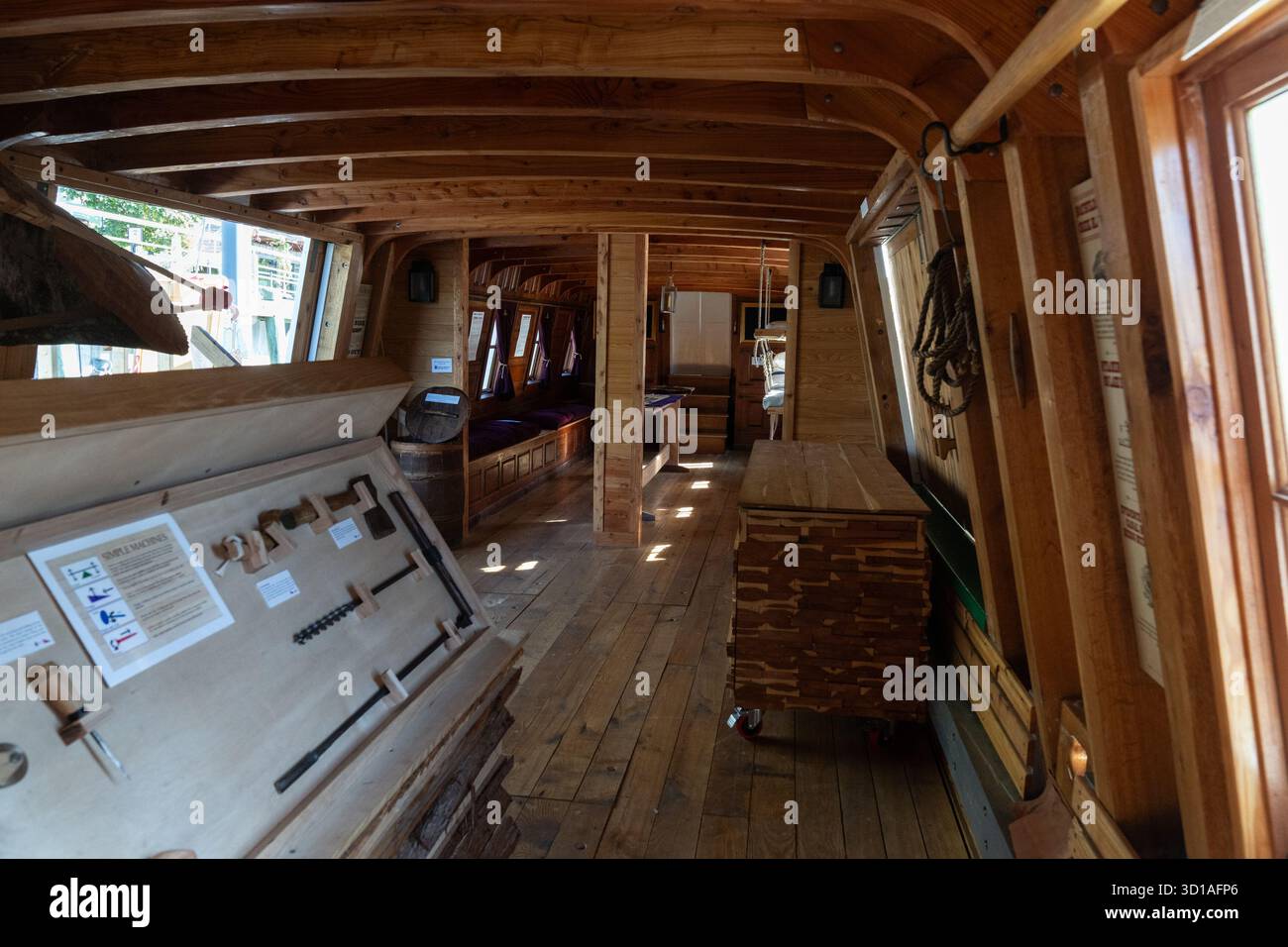 New York, Stati Uniti. 26 ottobre 2025. Vista dell'interno della barca durante la cerimonia di arrivo della replica della nave Seneca Chief costruita da volontari per celebrare i 200 anni del canale Erie all'Hudson River Park a New York, New York il 26 ottobre 2025. (Foto di Lev Radin/Sipa USA) credito: SIPA USA/Alamy Live News Foto Stock