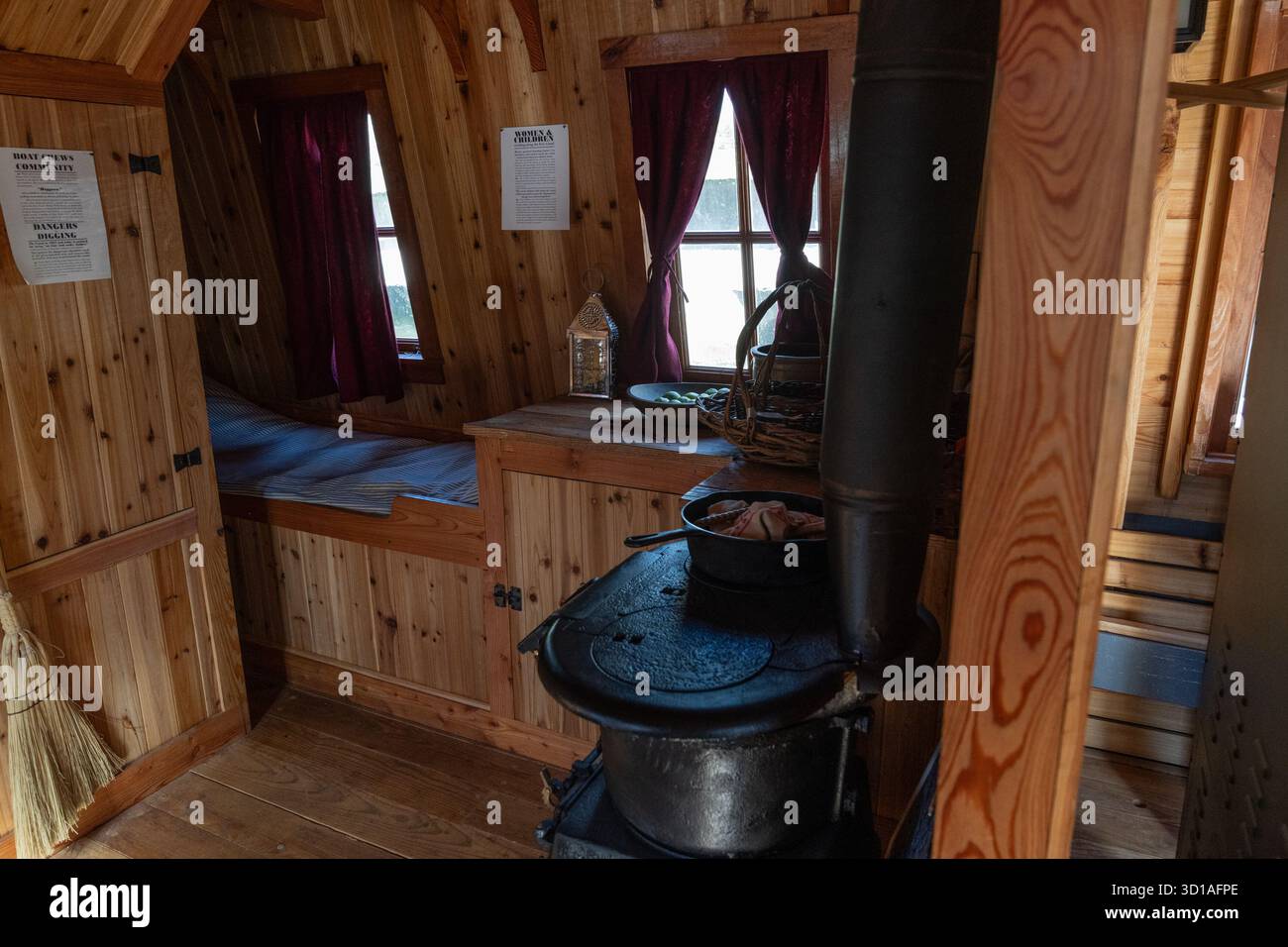New York, Stati Uniti. 26 ottobre 2025. Vista dell'interno della barca durante la cerimonia di arrivo della replica della nave Seneca Chief costruita da volontari per celebrare i 200 anni del canale Erie all'Hudson River Park a New York, New York il 26 ottobre 2025. (Foto di Lev Radin/Sipa USA) credito: SIPA USA/Alamy Live News Foto Stock