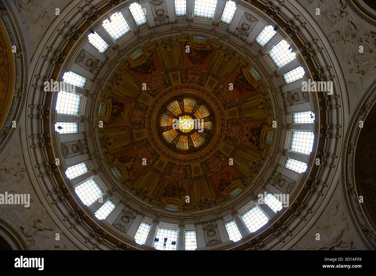 Angolo verso l'alto primo piano dell'affresco ornato sul soffitto all'interno della cupola del Berliner Dom (cattedrale di Berlino) raffigurante scene bibliche Foto Stock