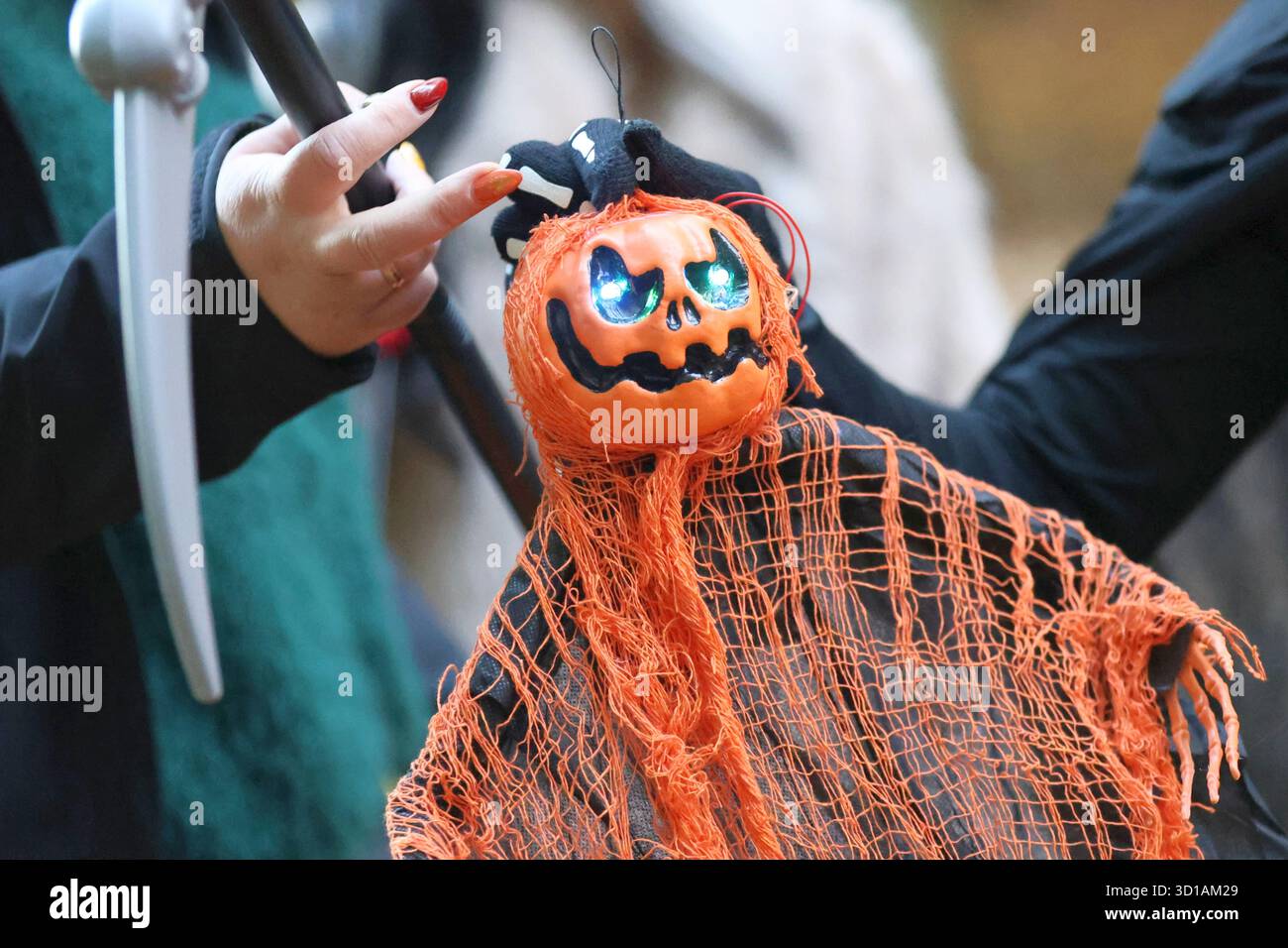Spaventosa decorazione Halloween Ghost Pumpkin con occhi luccicanti Foto Stock
