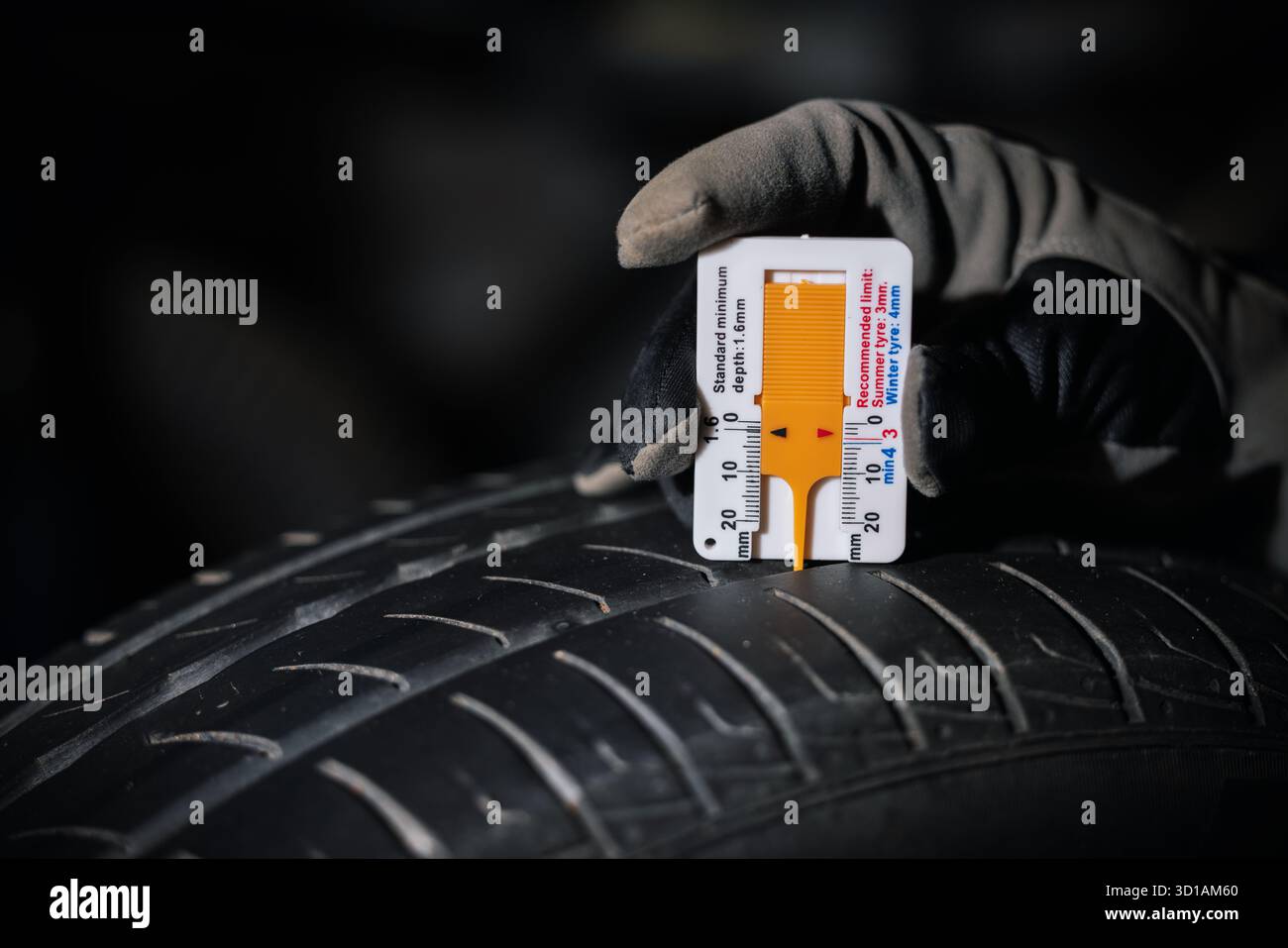 controllo della profondità del battistrada degli pneumatici dell'auto Foto Stock