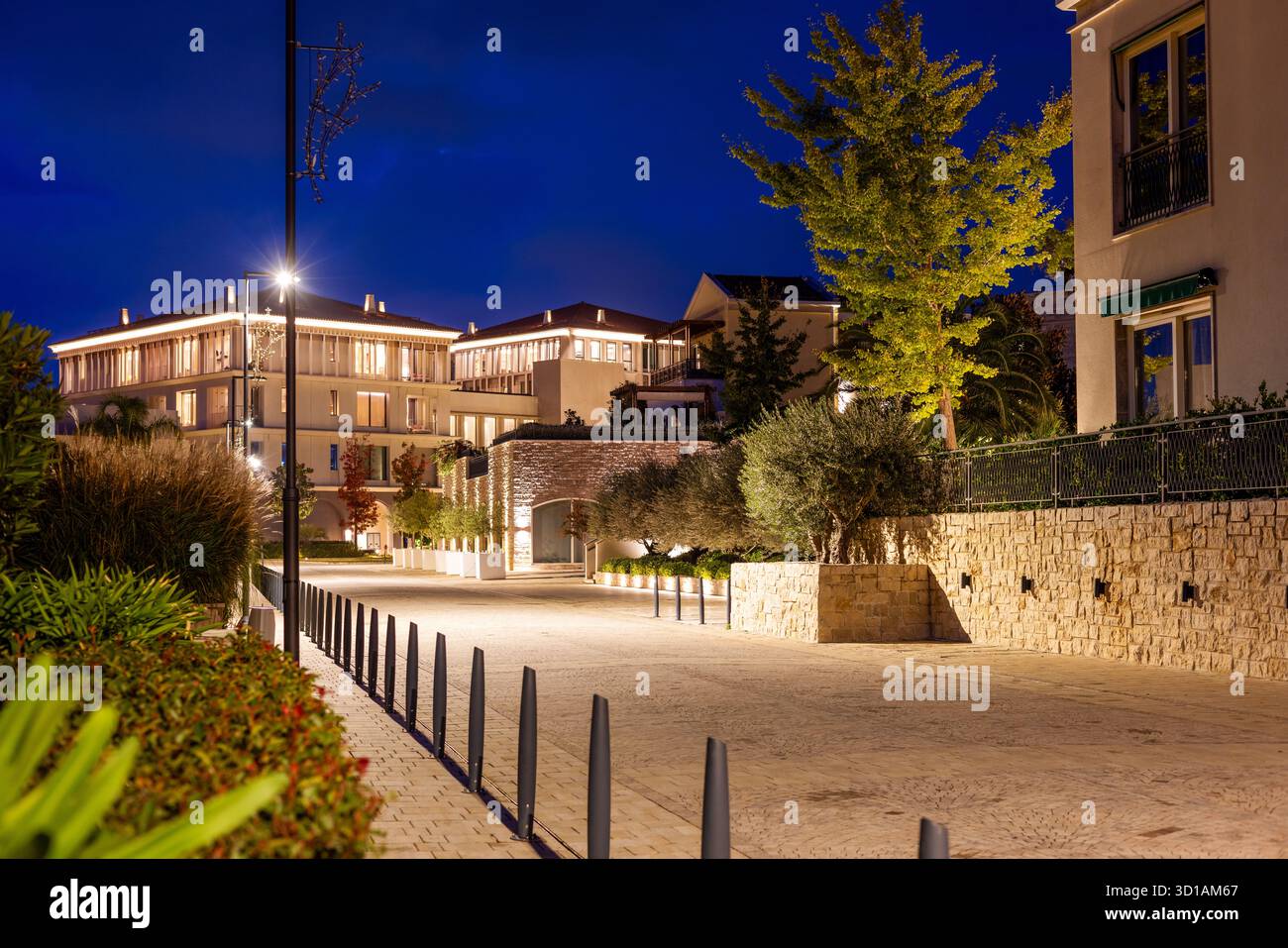 Le strade del resort di Portonovi sono illuminate di notte. Montenegro Foto Stock