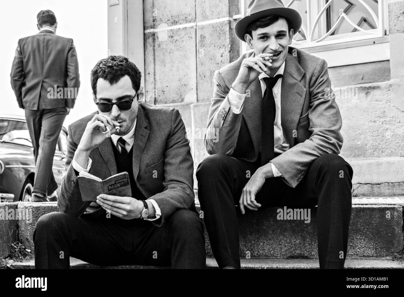 Nouvelle Vague è un film del 2025 diretto da Richard Linklater. Con Guillaume Marbeck nel ruolo di Jean-Luc Godard, Zoey Deutch nel ruolo di Jean Seberg e Aubry Dullin nel ruolo di Jean-Paul Belmondo, segue le riprese di Breathless, uno dei primi lungometraggi dell'era Nouvelle Vague del cinema francese, nel 1959. Foto Stock