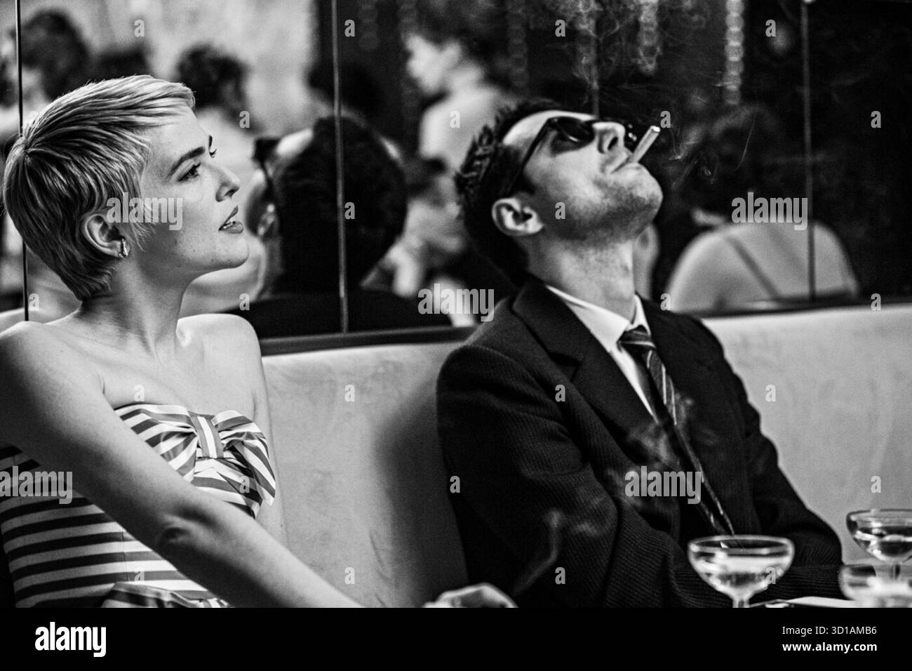 Nouvelle Vague è un film del 2025 diretto da Richard Linklater. Con Guillaume Marbeck nel ruolo di Jean-Luc Godard, Zoey Deutch nel ruolo di Jean Seberg e Aubry Dullin nel ruolo di Jean-Paul Belmondo, segue le riprese di Breathless, uno dei primi lungometraggi dell'era Nouvelle Vague del cinema francese, nel 1959. Foto Stock