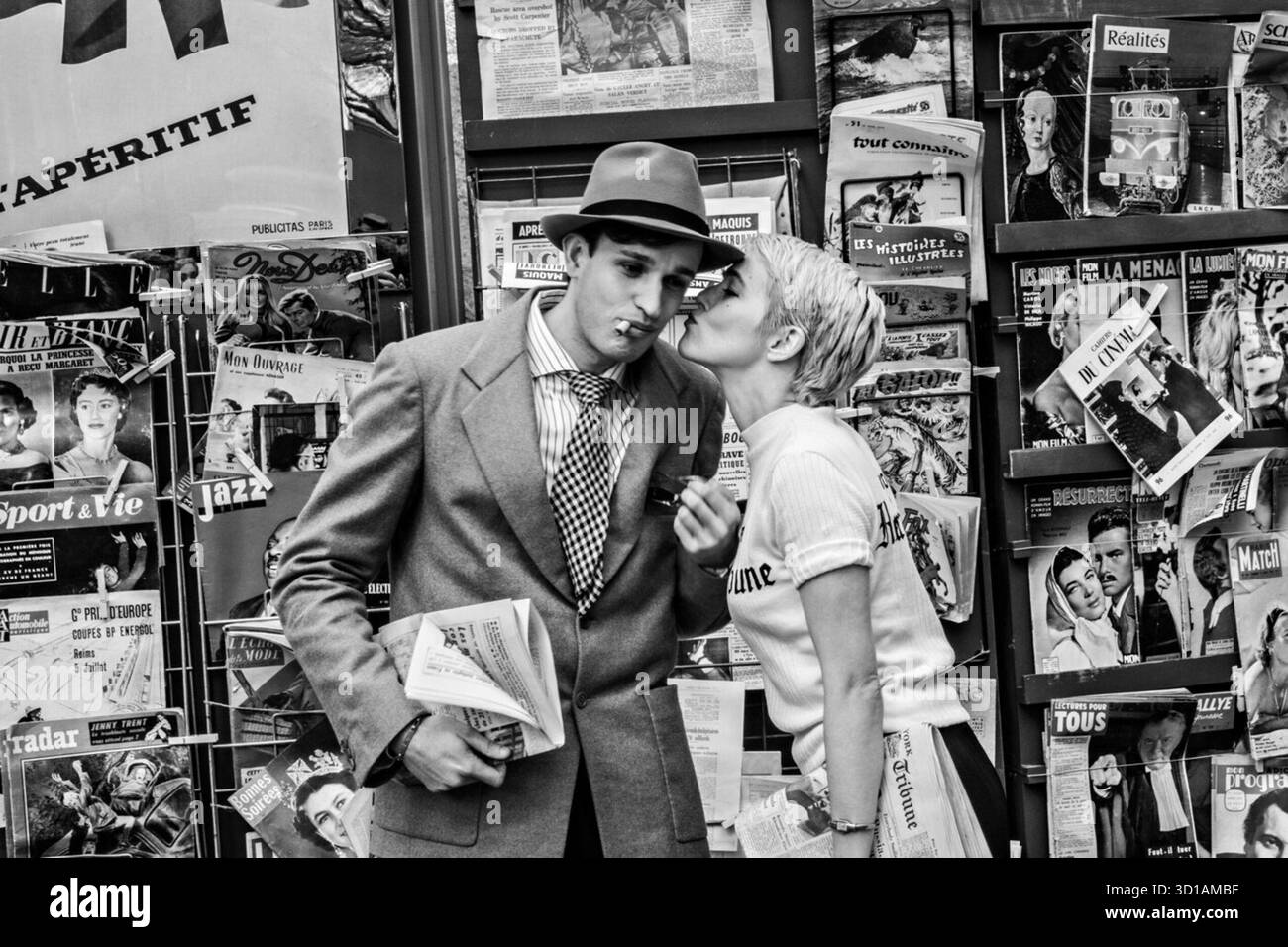 Nouvelle Vague è un film del 2025 diretto da Richard Linklater. Con Guillaume Marbeck nel ruolo di Jean-Luc Godard, Zoey Deutch nel ruolo di Jean Seberg e Aubry Dullin nel ruolo di Jean-Paul Belmondo, segue le riprese di Breathless, uno dei primi lungometraggi dell'era Nouvelle Vague del cinema francese, nel 1959. Foto Stock