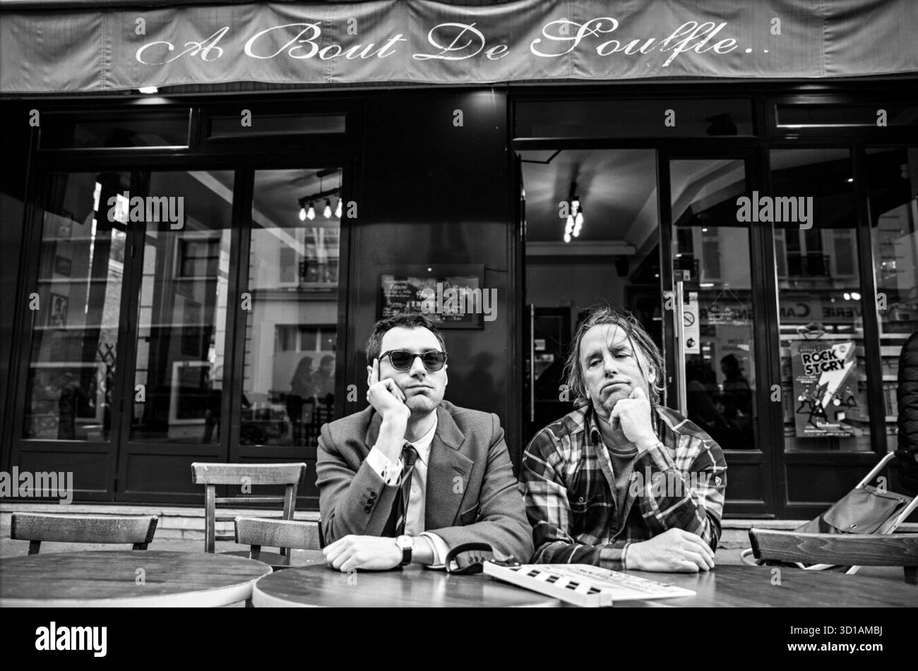 Nouvelle Vague è un film del 2025 diretto da Richard Linklater. Con Guillaume Marbeck nel ruolo di Jean-Luc Godard, Zoey Deutch nel ruolo di Jean Seberg e Aubry Dullin nel ruolo di Jean-Paul Belmondo, segue le riprese di Breathless, uno dei primi lungometraggi dell'era Nouvelle Vague del cinema francese, nel 1959. Foto Stock