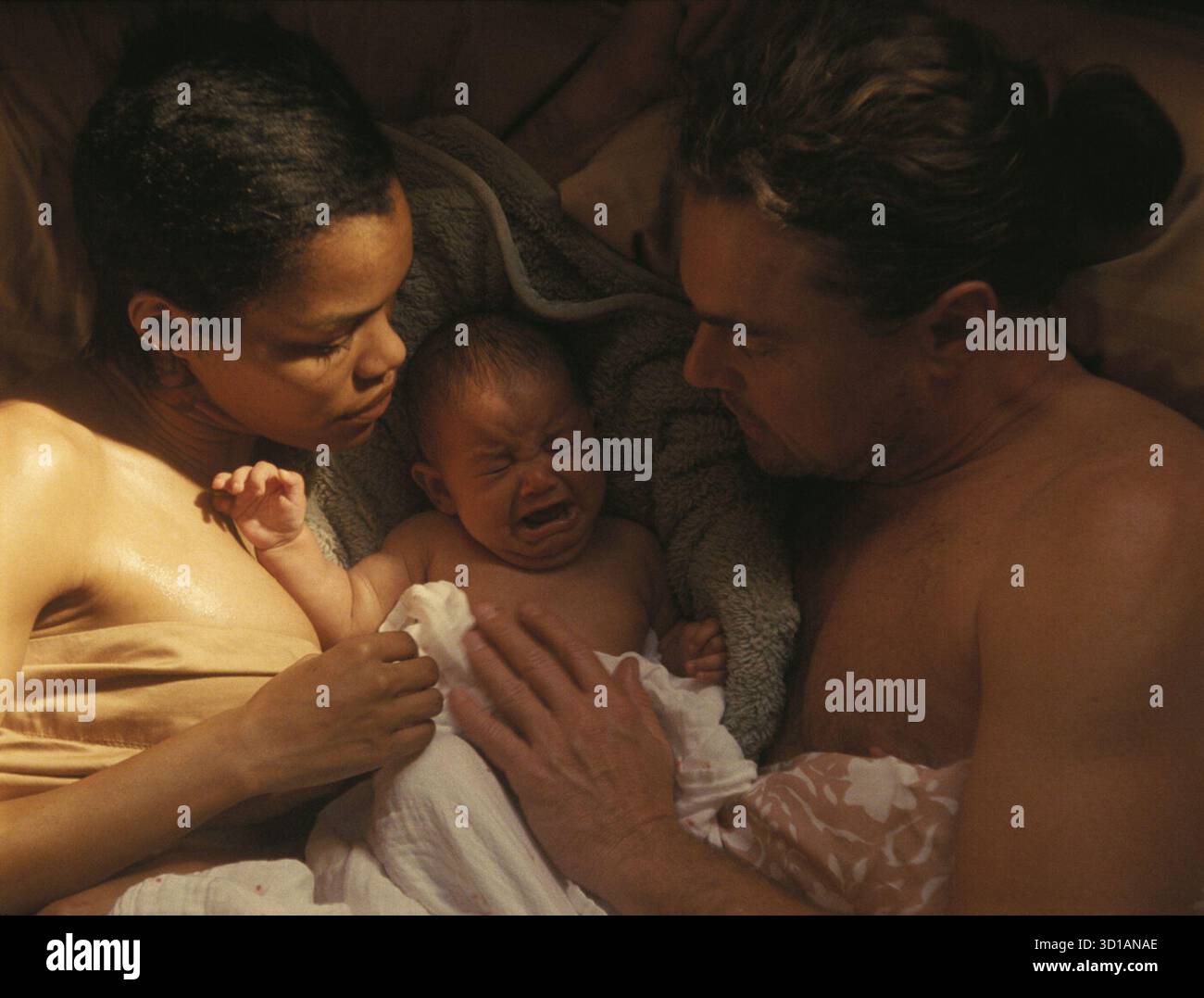 One Battle After Another è un film del 2025 scritto, co-prodotto e diretto da Paul Thomas Anderson, ispirato al romanzo del 1990 Vineland di Thomas Pynchon. È interpretato da Leonardo DiCaprio, Sean Penn, Benicio del Toro, Regina Hall, Teyana Taylor, e Chase Infiniti, e segue un ex-rivoluzionario che viene costretto a tornare nel suo precedente stile di vita combattivo quando lui e sua figlia vengono perseguiti da un ufficiale militare corrotto. Foto Stock