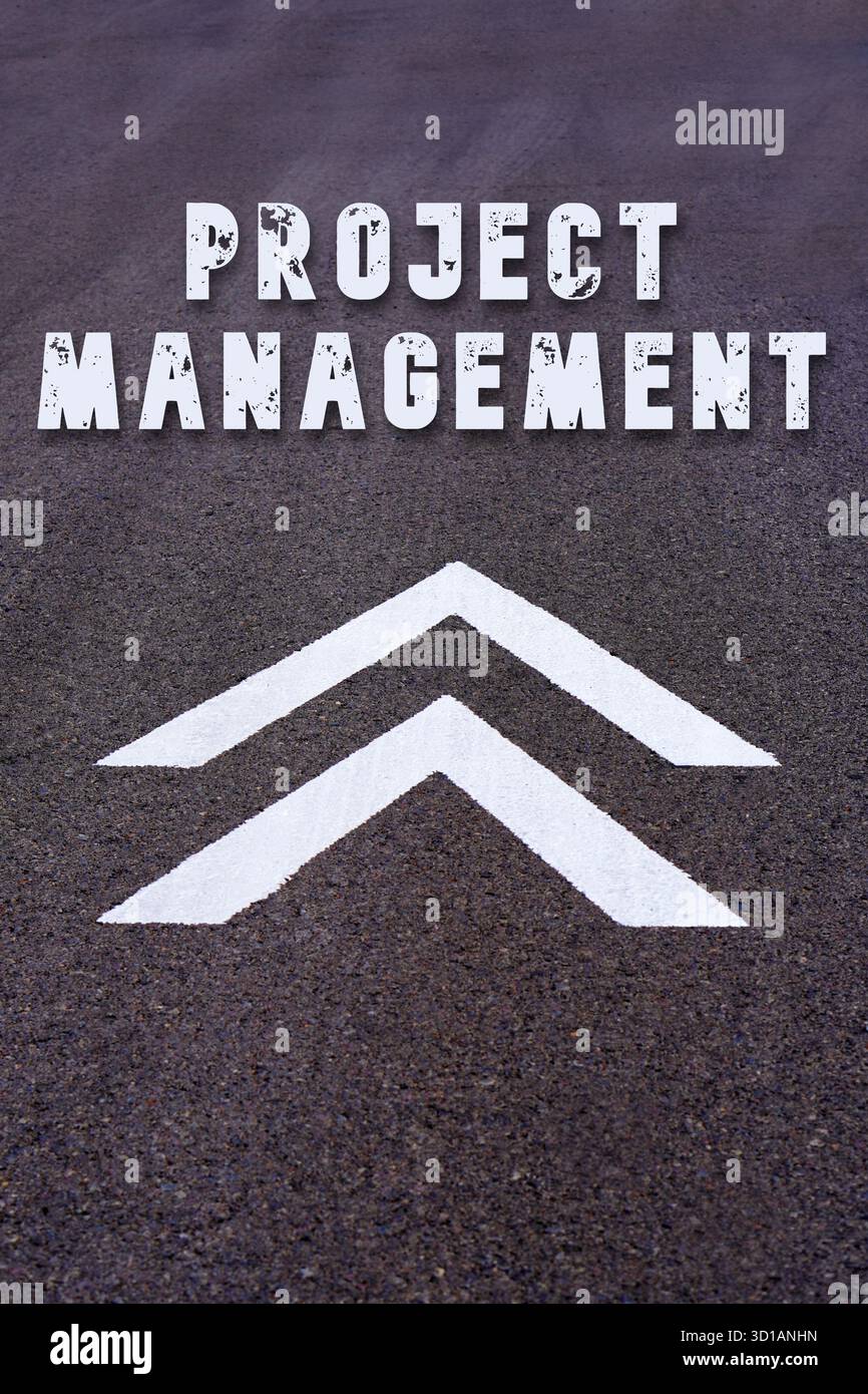 concetto di gestione dei progetti. parole scritte sull'asfalto sulle frecce di progresso o crescita Foto Stock