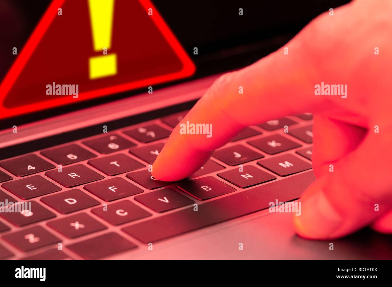 Avviso rosso di sistema violato su notebook o laptop. Attacco informatico a reti di computer, virus, spyware, malware o software dannoso. Sicurezza informatica Foto Stock