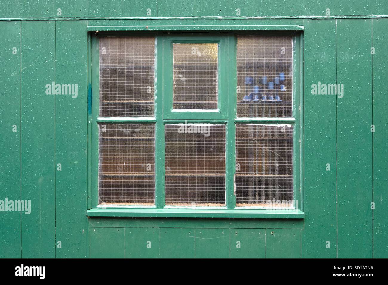 Finestra in vetro rinforzato a filo dietro le officine di Enderfall Yard vetro di sicurezza cablato a effetto georgiano di Bristol Harbour Foto Stock