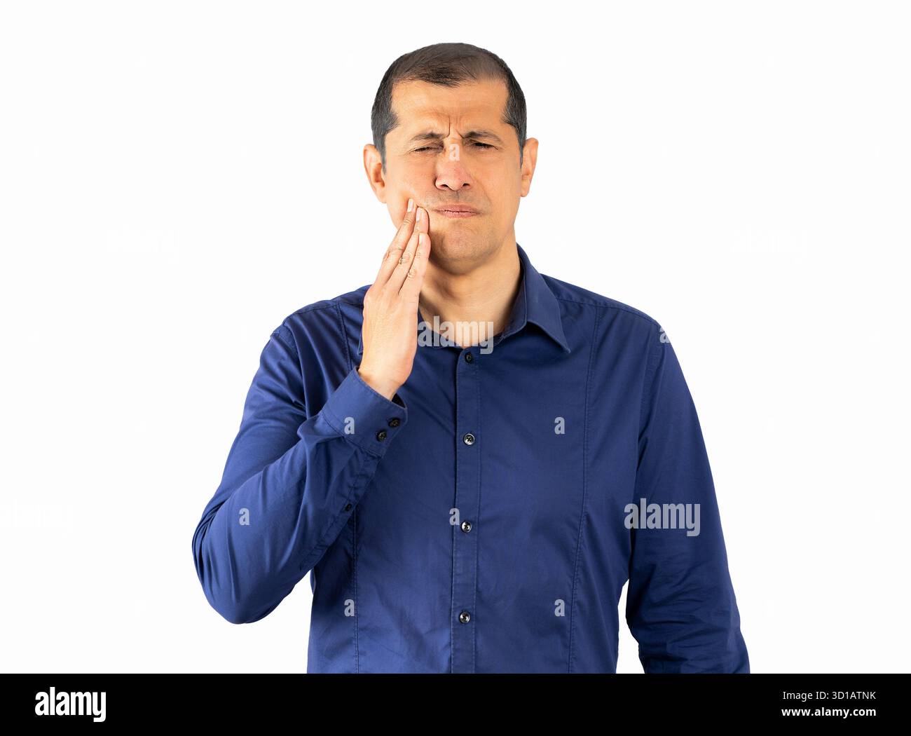 Bell'uomo che indossa camicia blu su sfondo isolato toccando bocca con la mano con espressione dolorosa a causa di mal di denti o malattie dentali su te Foto Stock