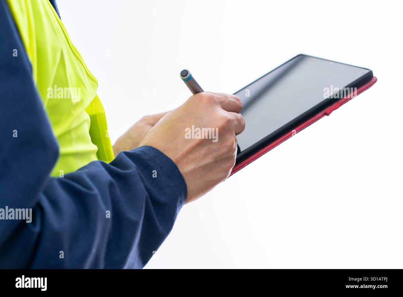 Mani, tecnici e tablet digitale per liste di controllo, note di ispezione o conformità alla sicurezza. Persona che scrive con la gestione dei progetti o il supervisore dei documenti Foto Stock