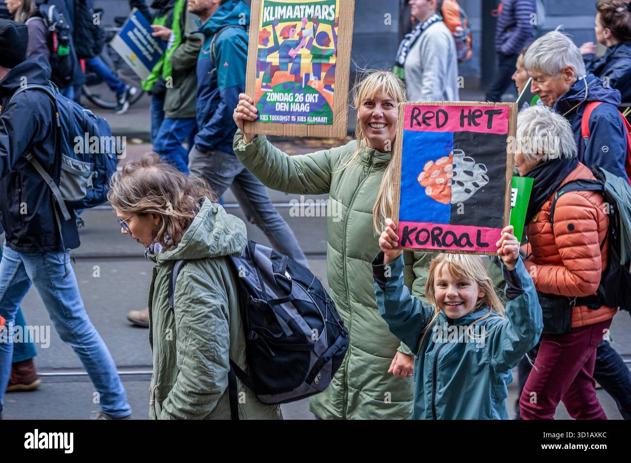 I dimostranti tengono dei cartelli durante la grande dimostrazione climatica di oggi. 45.000 manifestanti si riunirono sul Malieveld e in seguito marciarono chiedendo al governo olandese di migliorare la sua politica sul cambiamento climatico, appena tre giorni prima delle elezioni generali olandesi. I manifestanti speravano di inviare un messaggio chiaro ai politici, eppure il governo ha fallito sulla politica climatica. Il paese sembra ignaro della siccità e degli incendi, mentre i principali inquinatori rimangono intoccati e i miliardari rimangono irresponsabili. I Paesi Bassi hanno cinque anni fino al 2030 per raggiungere i propri obiettivi climatici. Il maggiore p. Di oggi Foto Stock