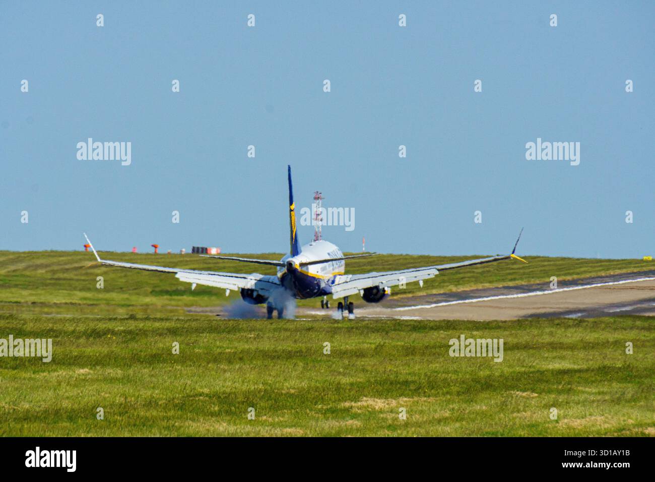 Ryanair Jet Landing con Tire Smoke Foto Stock