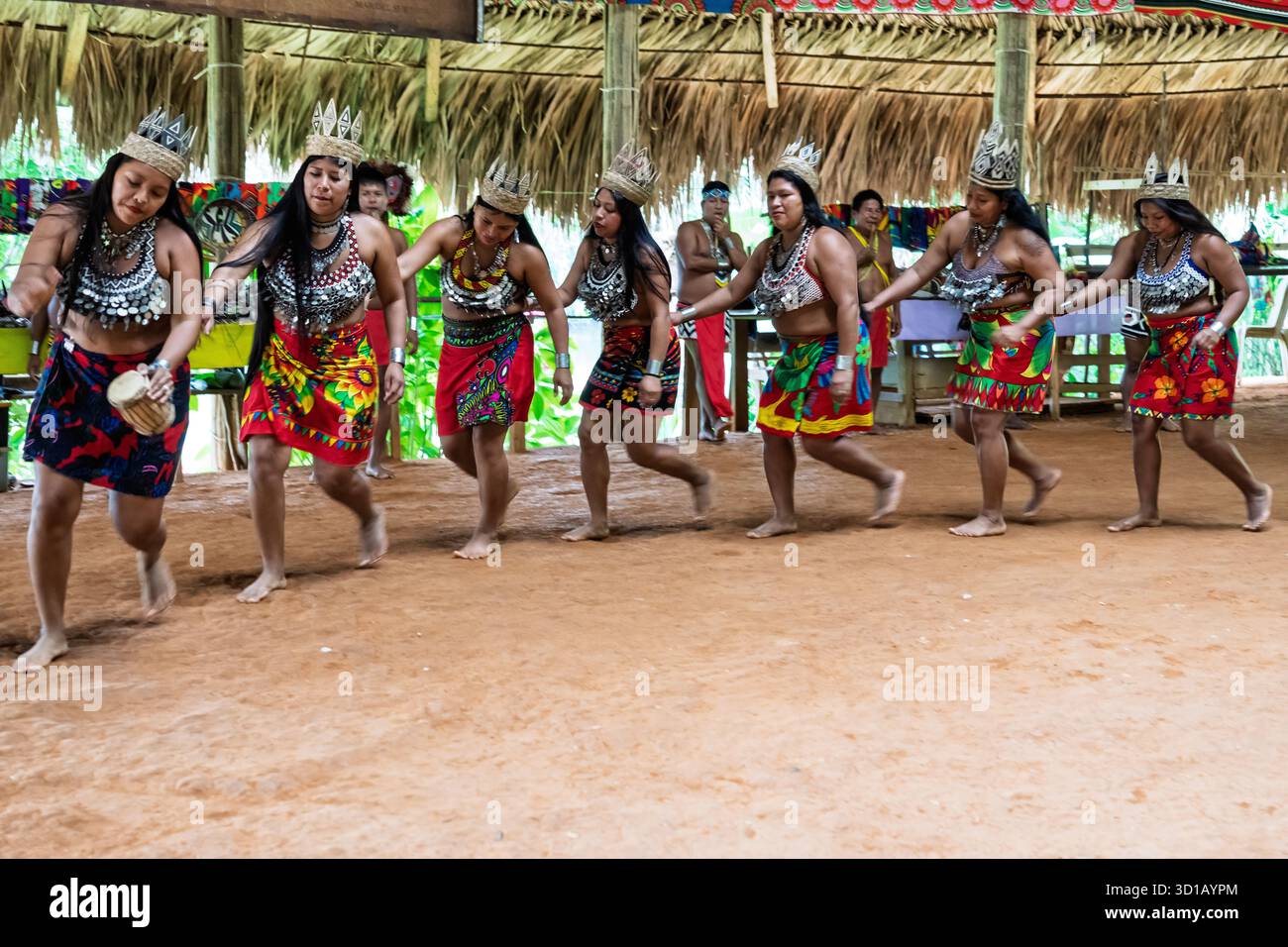 Embera indigena di Panama Dancing Foto Stock