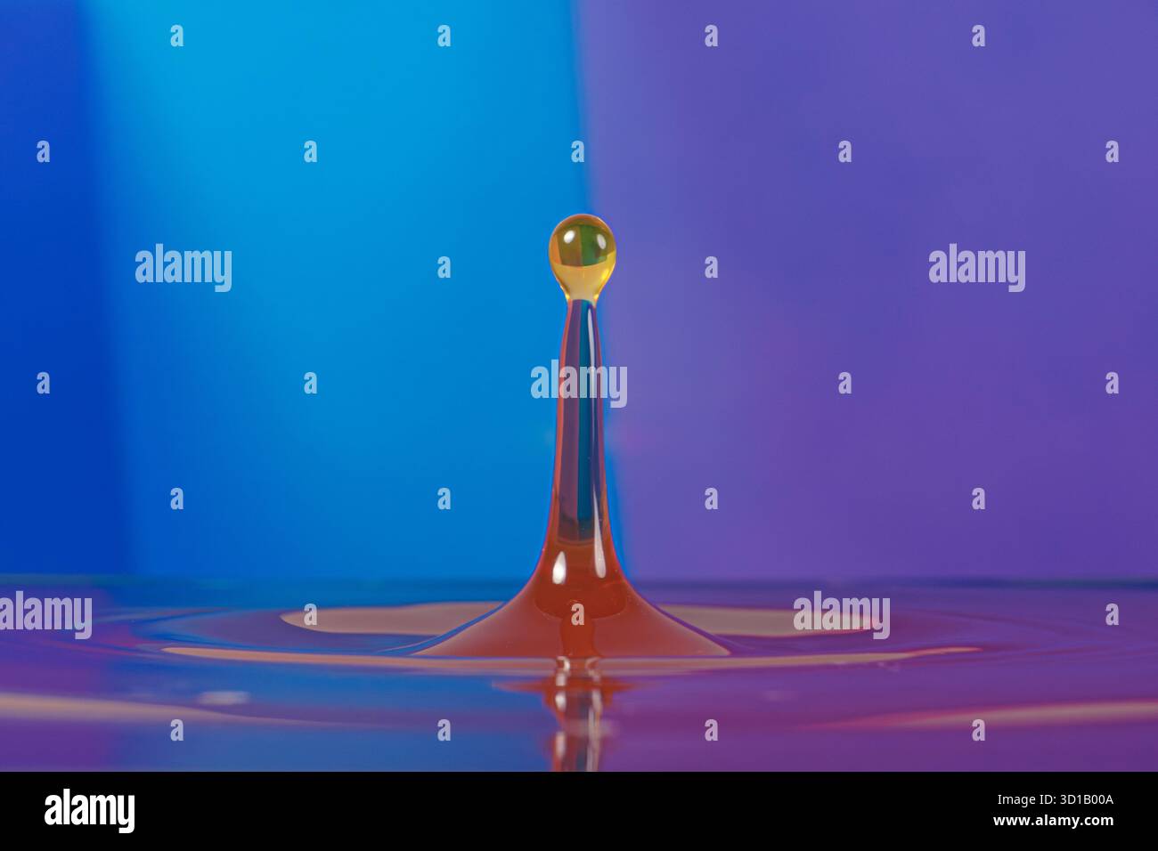 Fiamma di rimbalzo: Gocciolamento crescente con sfumatura blu-viola Foto Stock